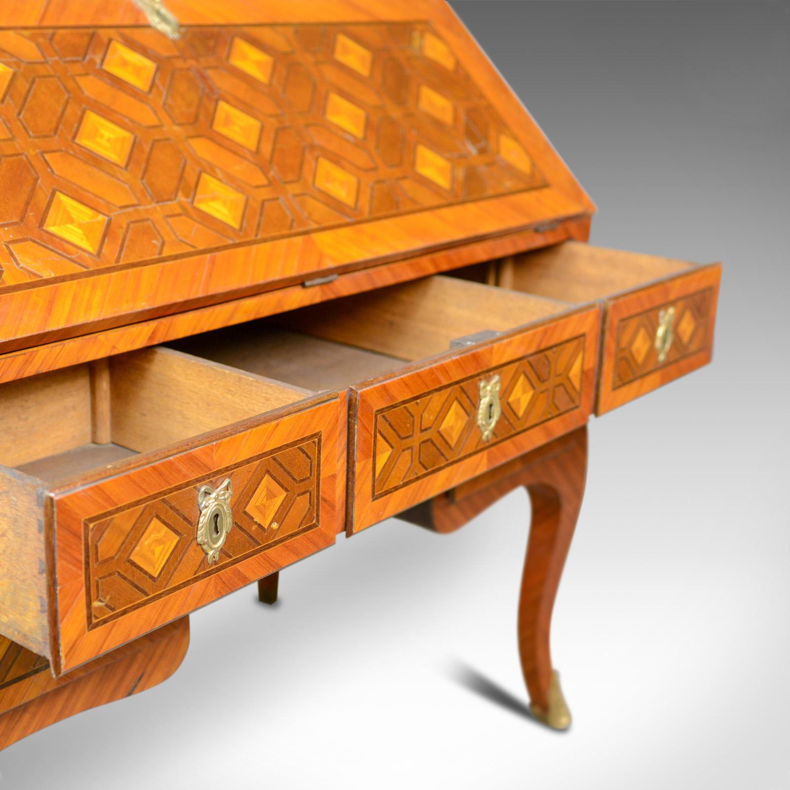 Bureau ancien français, plateau en marbre, bois de violette, marqueterie, vers 1900 en vente 2