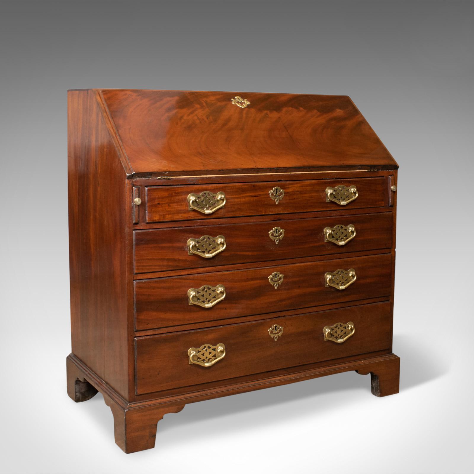 This is an antique bureau in mahogany. An English, Georgian bureau featuring generous desk space and storage compartments, dating to circa 1800.

Quality craftsmanship in polished mahogany
Good consistent colour and grain interest
