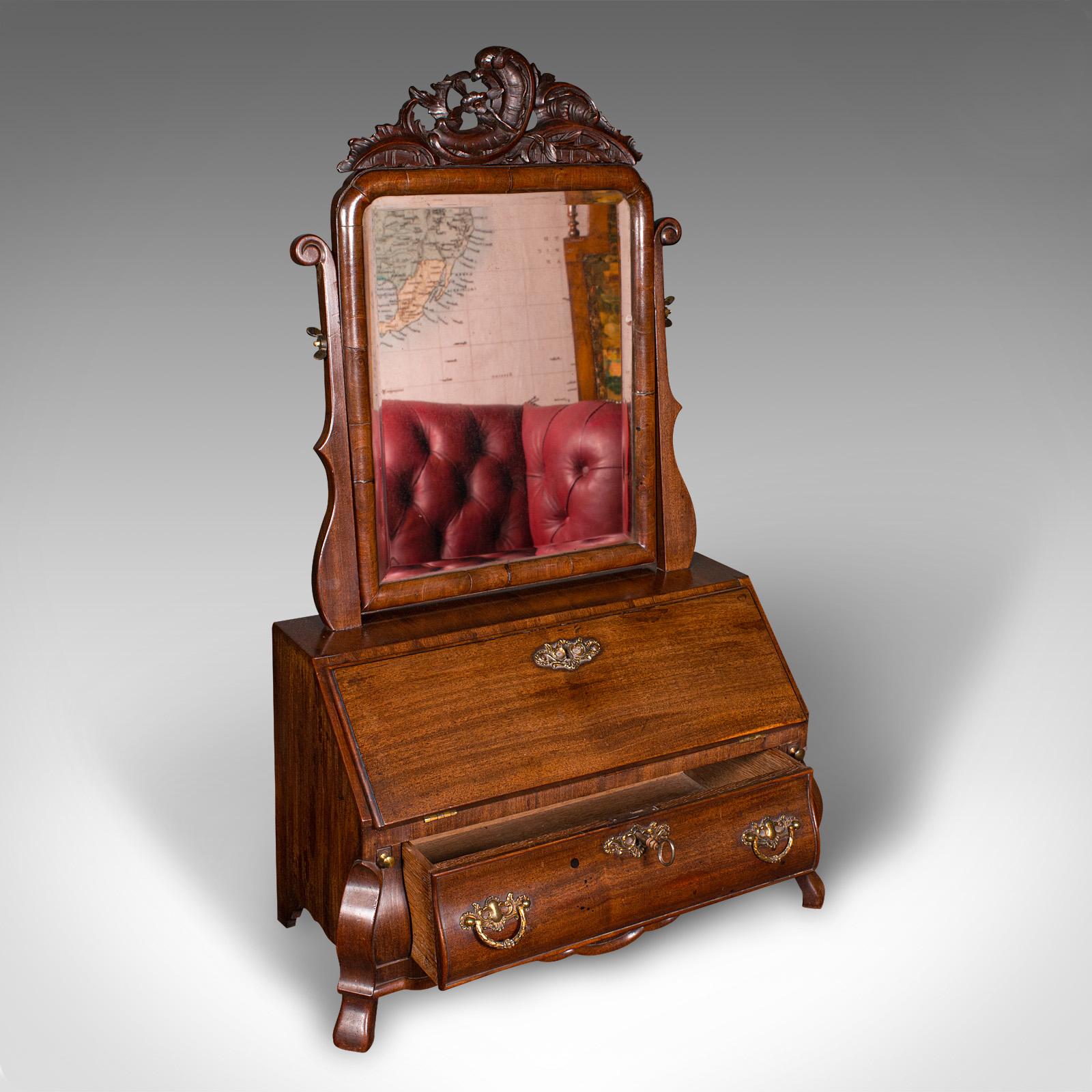 
Se trata de un espejo buró antiguo. Espejo tocador inglés, de caoba y roble, de la época georgiana, hacia 1800.

Fascinante forma de buró, con un conjunto de cajones y gran colorido
Muestra una deseable pátina envejecida y en buen estado en todo su