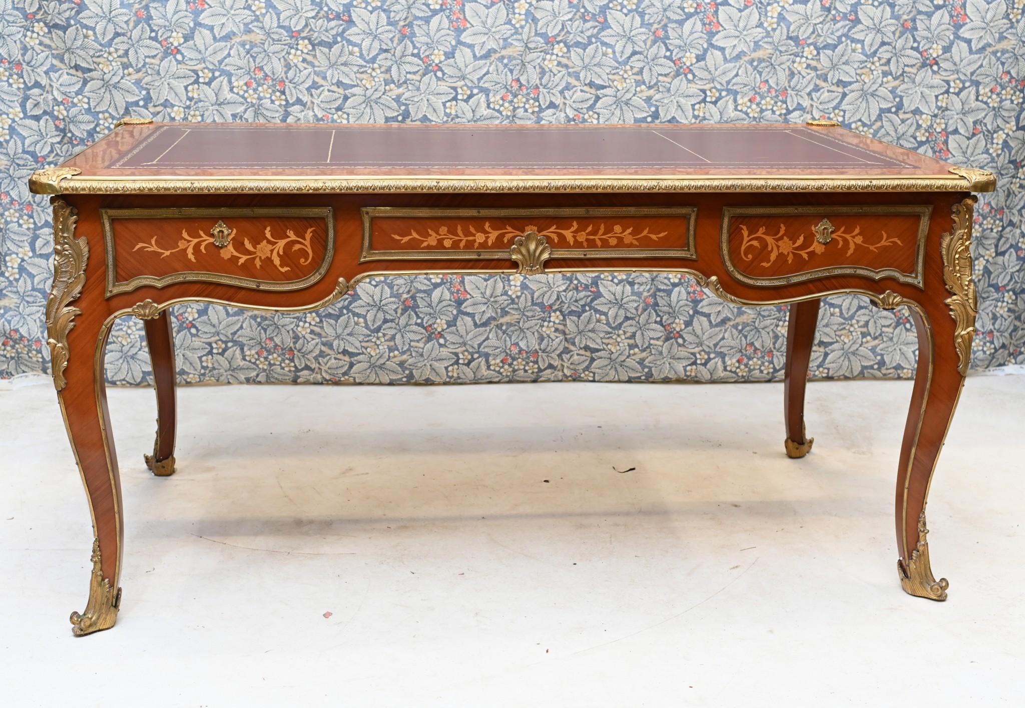 Scrivania o bureau francese antico di qualità plat
Aspetto classico realizzato in legno di re con finiture originali in ormolu
Dimensioni buone con un metro e mezzo di larghezza (154 CM)
Ottimo per un ufficio a casa
Comprato da un commerciante di