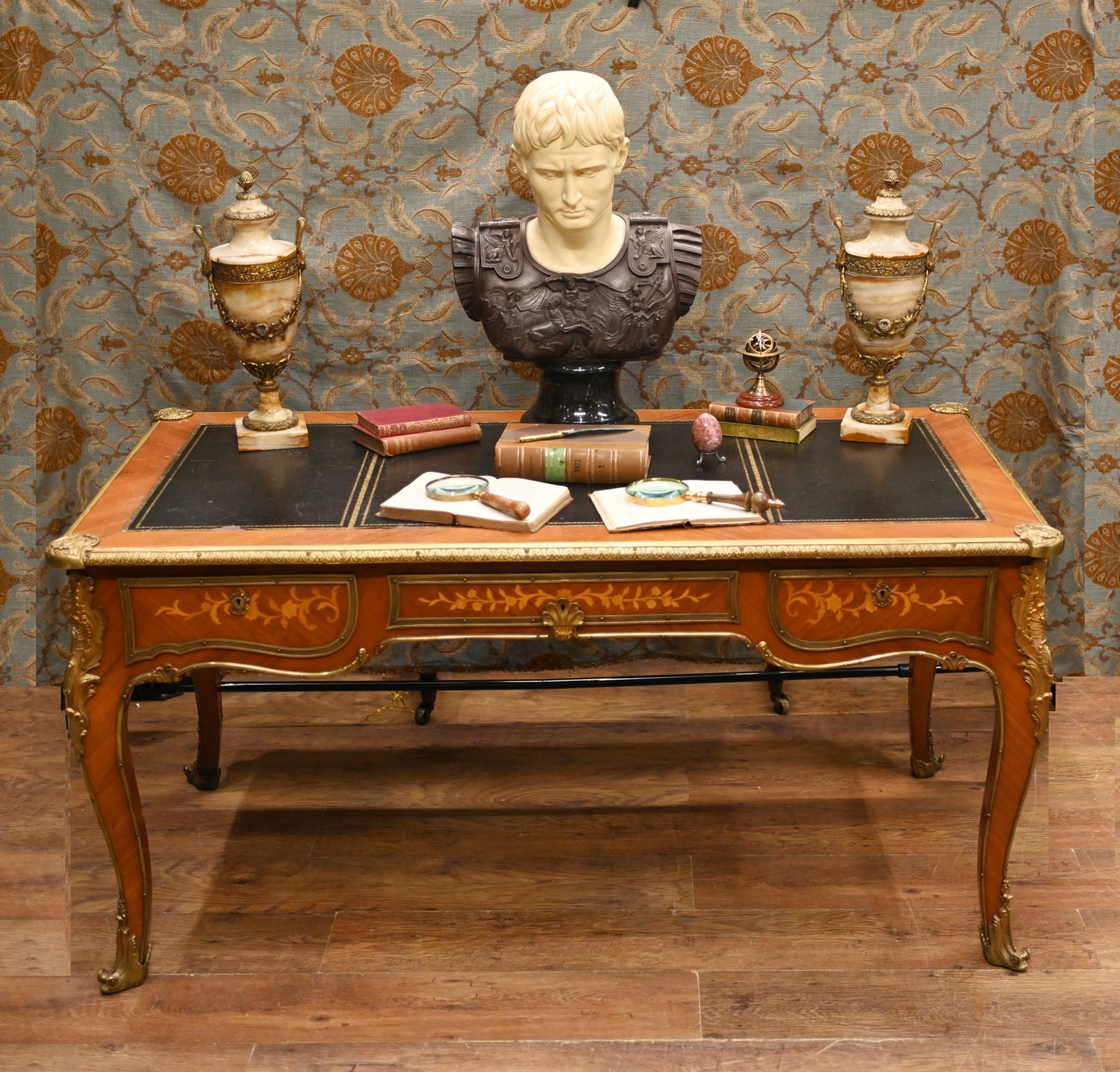 Début du 20ème siècle Ancienne table de bureau plaque française incrustée en vente