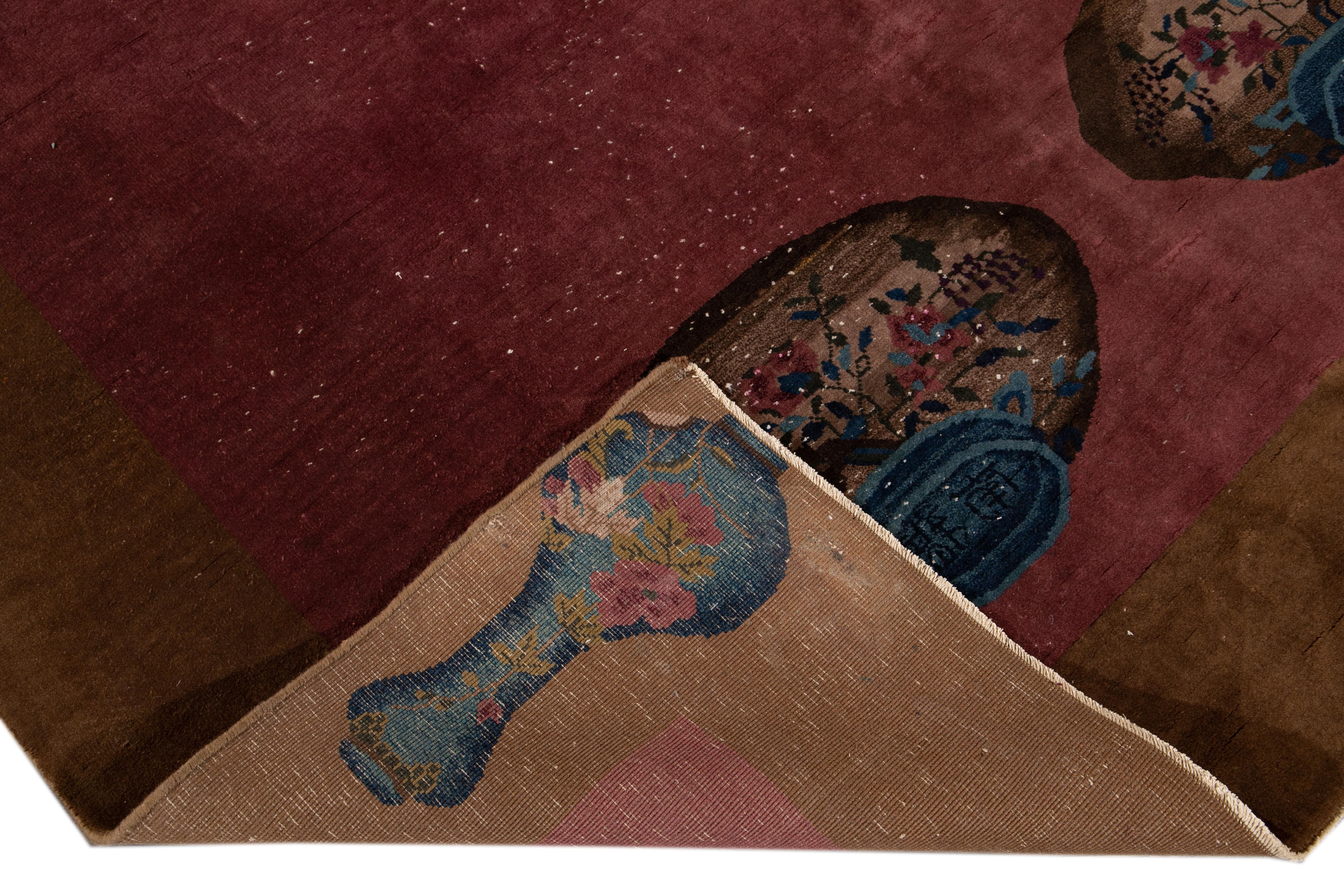 Schöne antike Art Deco chinesischen handgeknüpften Wollteppich mit dem Burgunder Feld. Dieser Teppich hat einen braunen Rahmen und Akzente in Rot, Beige und Blau in einem wunderschönen chinesischen Blumenmuster.

Dieser Teppich misst 7'9