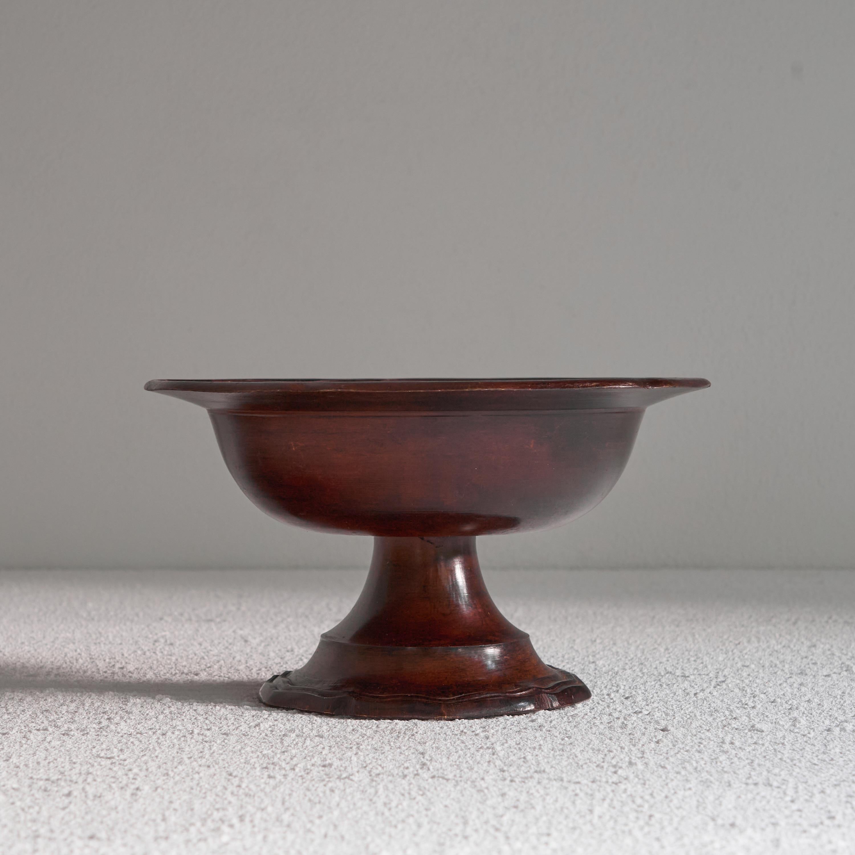 Antique Burgundy Colored Footed Bowl in Bronze, first half of the 20th century. 

Beautiful and well made footed bowl in bronze. Great deep burgundy color, shifting from red to brown and gold. Heavy and solid, made by a skillful artist. This bowl