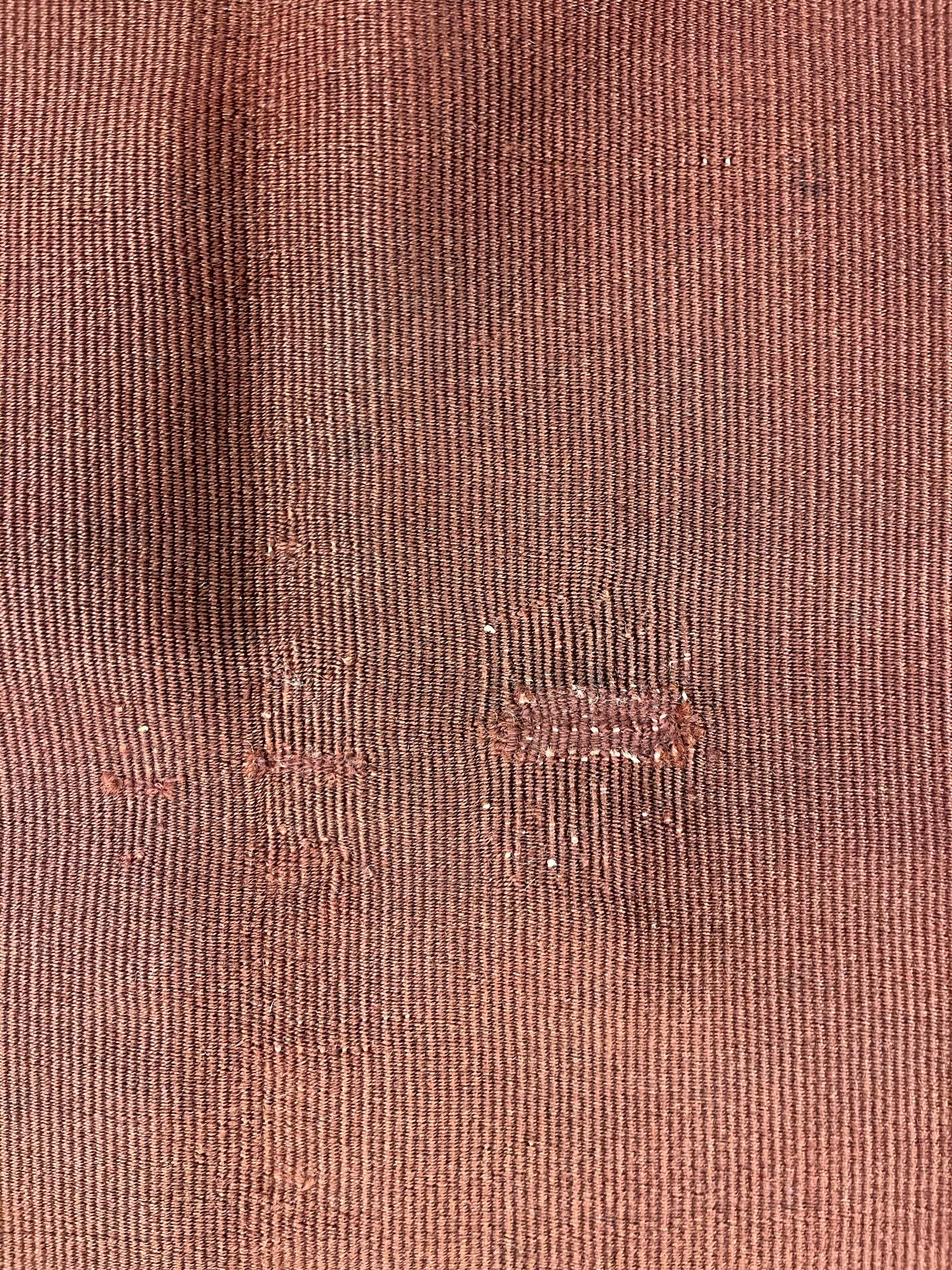 Rug & Kilim antique en bourgogne, 1900s Tapis tribal en laine tissé à plat 161x143 cm en vente 2