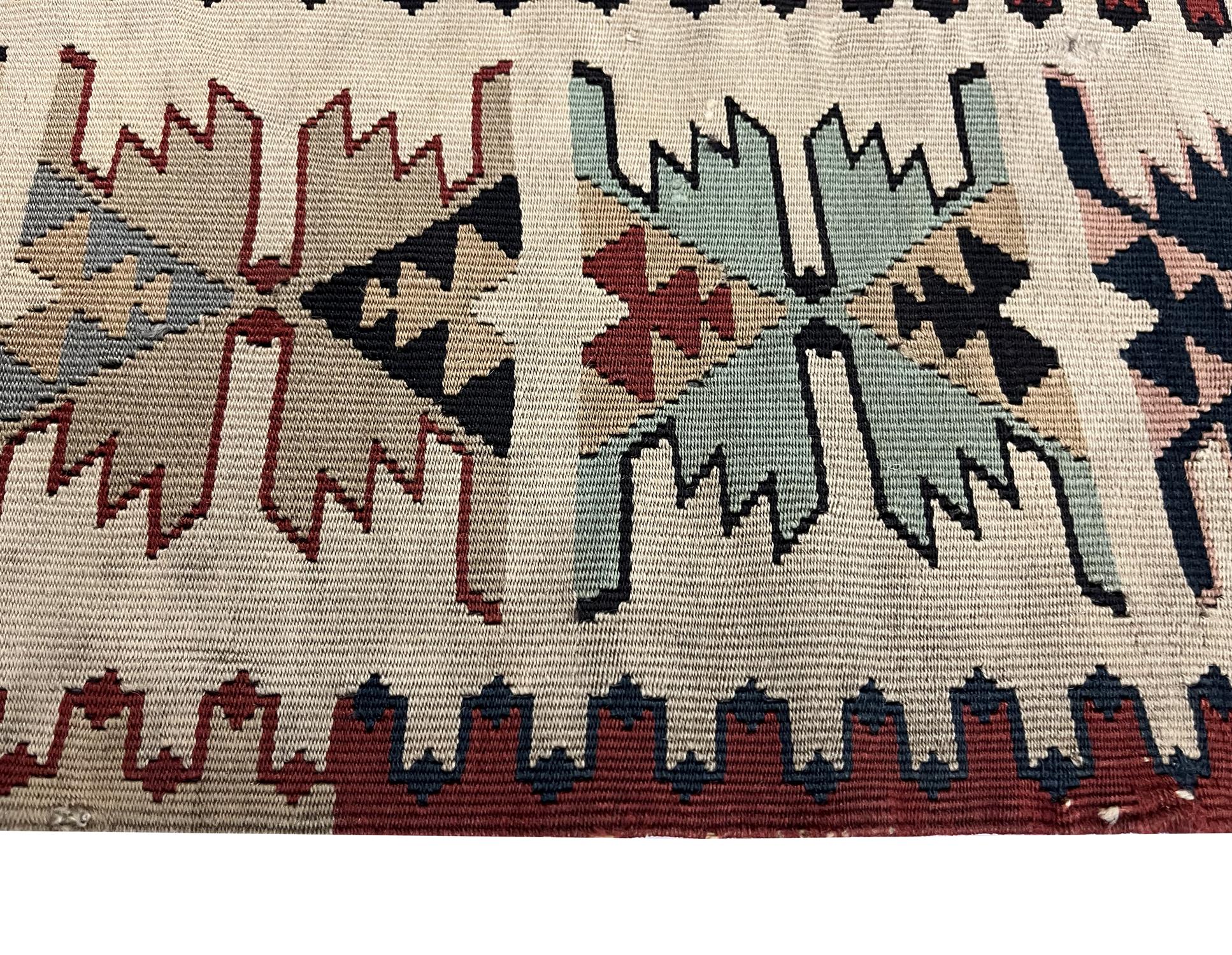 Rug & Kilim antique en bourgogne, 1900s Tapis tribal en laine tissé à plat 161x143 cm en vente 6