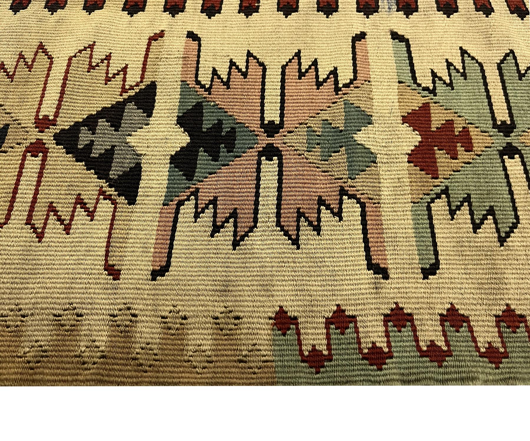Art nouveau Rug & Kilim antique en bourgogne, 1900s Tapis tribal en laine tissé à plat 161x143 cm en vente