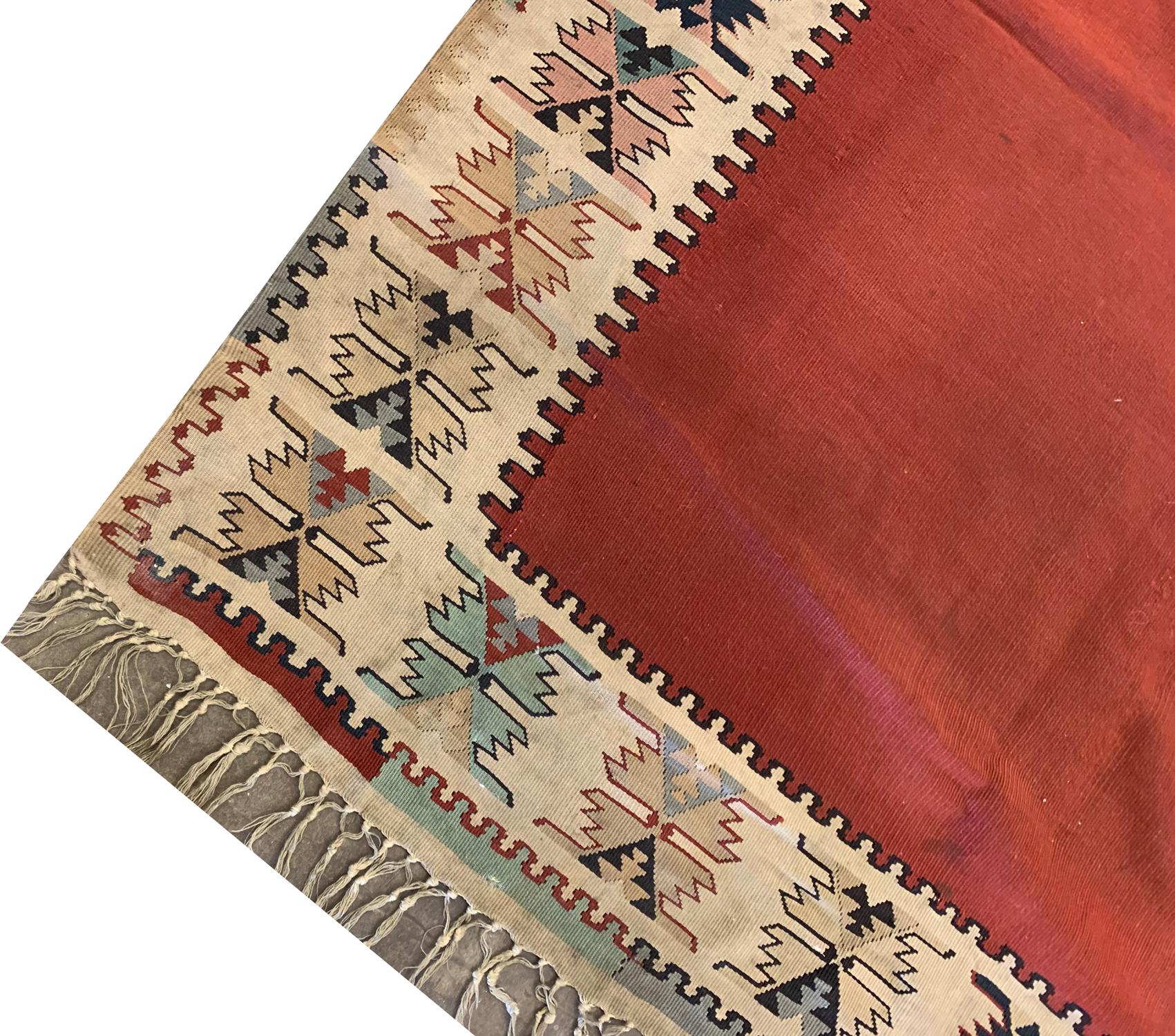 Début du 20ème siècle Rug & Kilim antique en bourgogne, 1900s Tapis tribal en laine tissé à plat 161x143 cm en vente