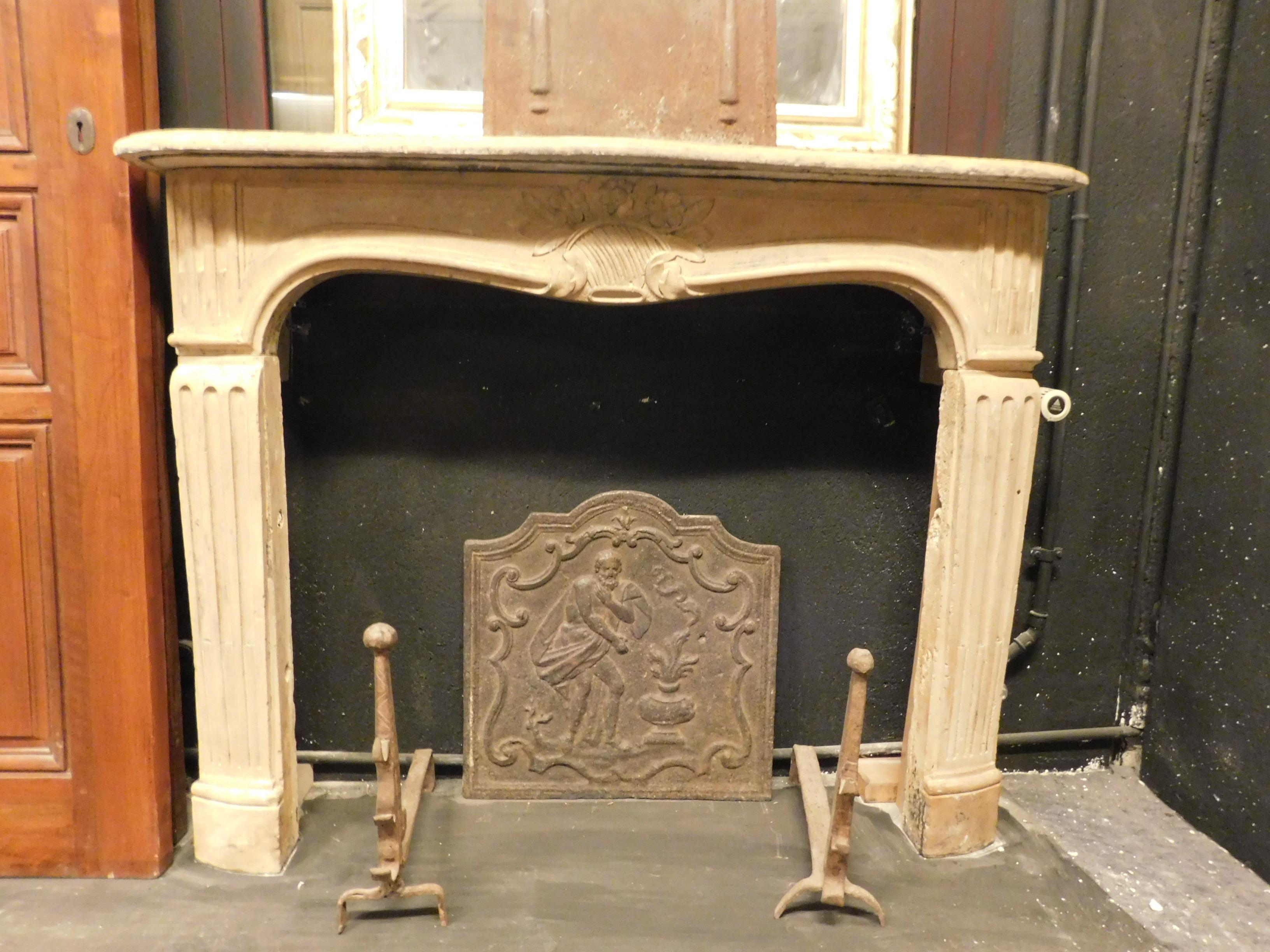 Antique fireplace mantle in yellow Burgundy stone, carved with a central basket of flowers, without sides because it was set in the wall, built in the 18th century in France.
Ideal for decorating your corner of warmth with taste and historical