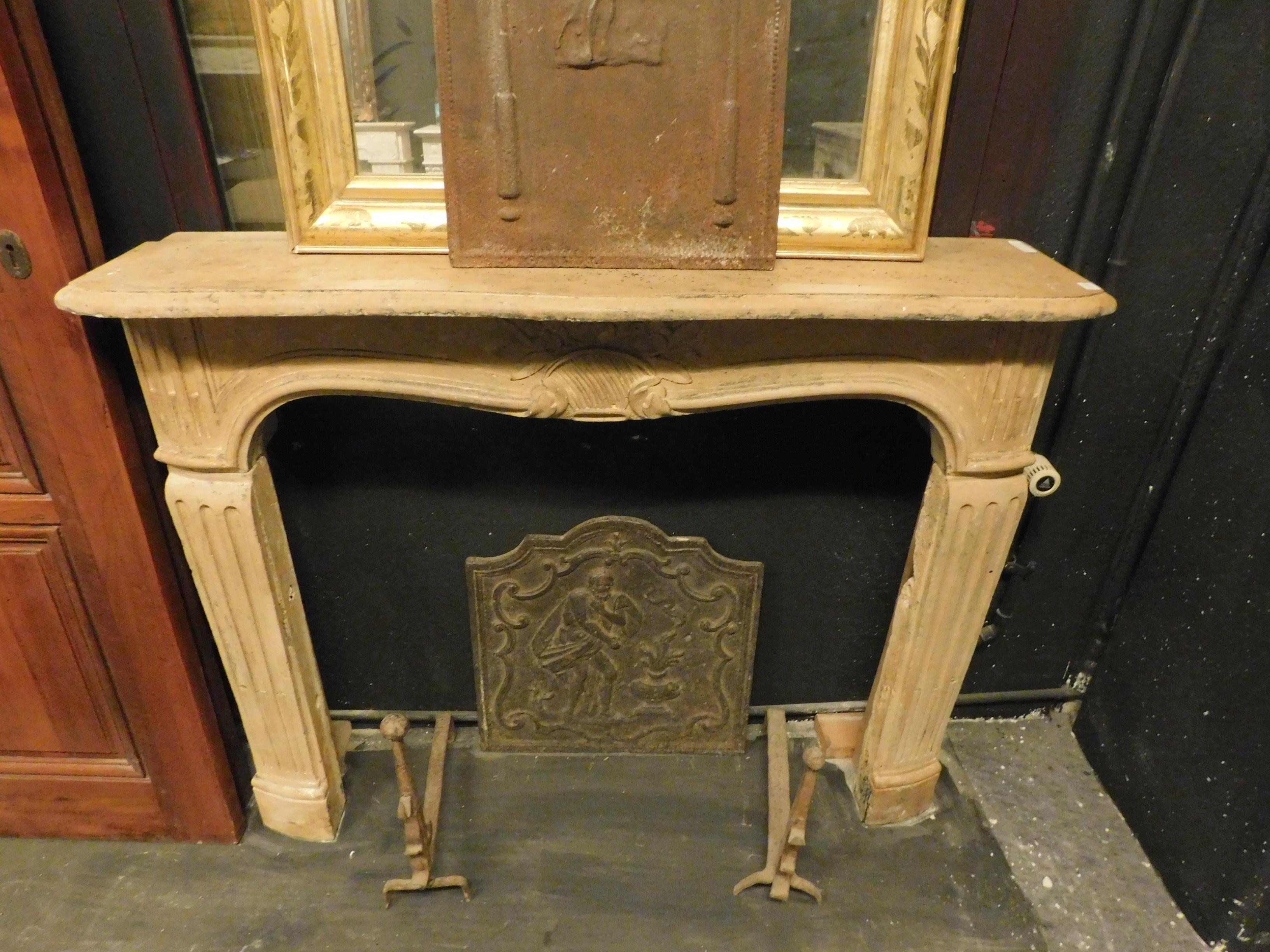Antique Burgundy Stone Mantel Fireplace, 18th Century France In Good Condition For Sale In Cuneo, Italy (CN)