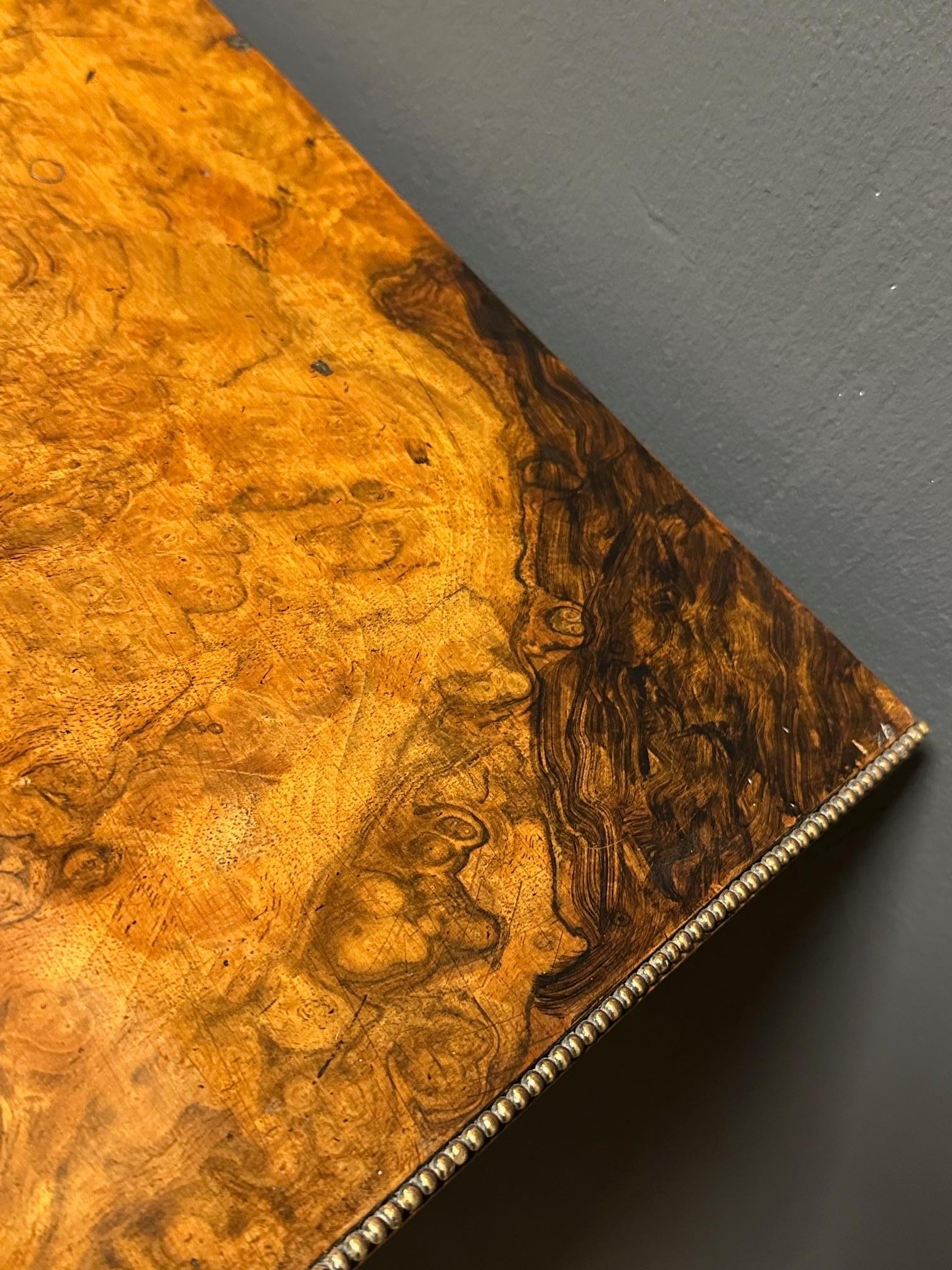 Bibliothèque/vitrine ancienne en ronce de noyer en vente 3