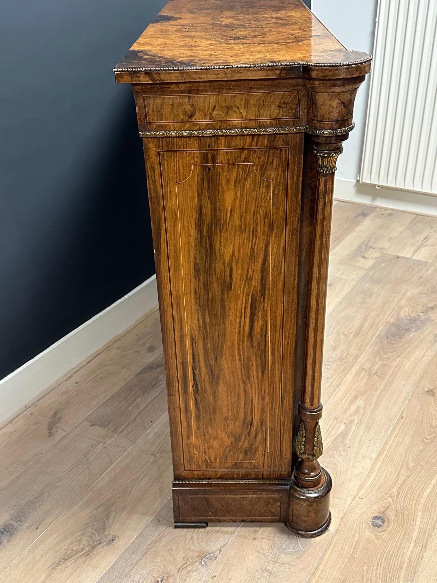 Bibliothèque/vitrine ancienne en ronce de noyer en vente 5