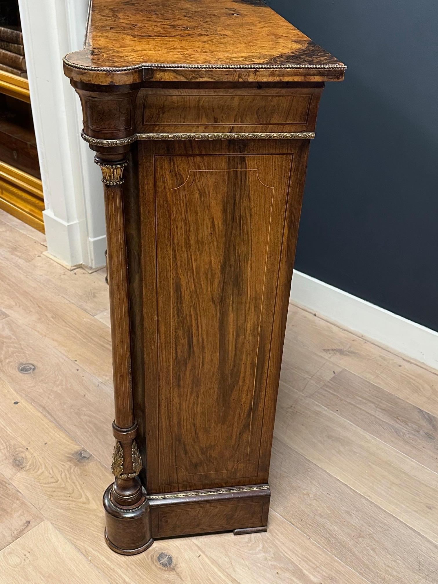 Bibliothèque/vitrine ancienne en ronce de noyer en vente 6