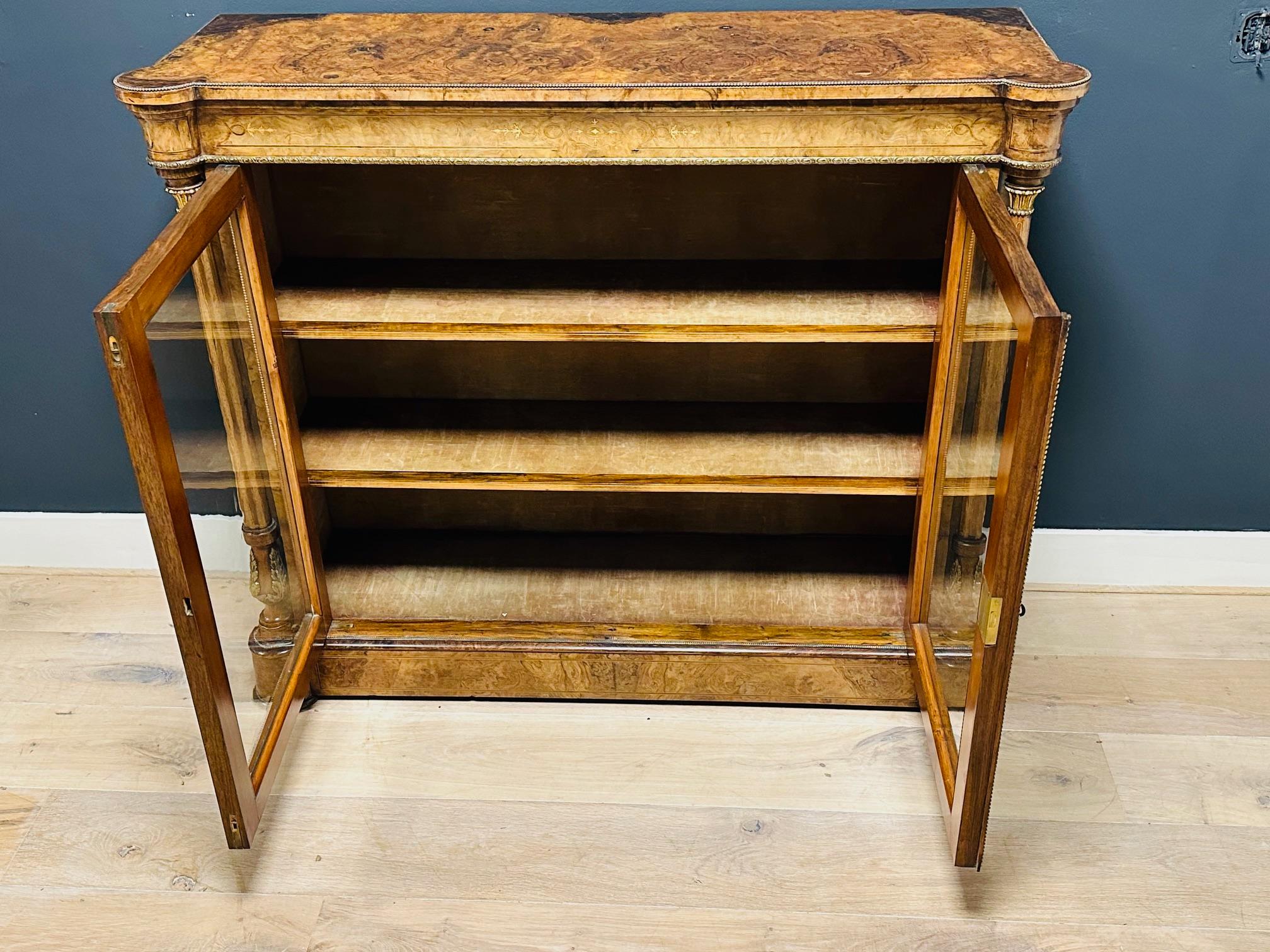 Bibliothèque/vitrine ancienne en ronce de noyer en vente 8