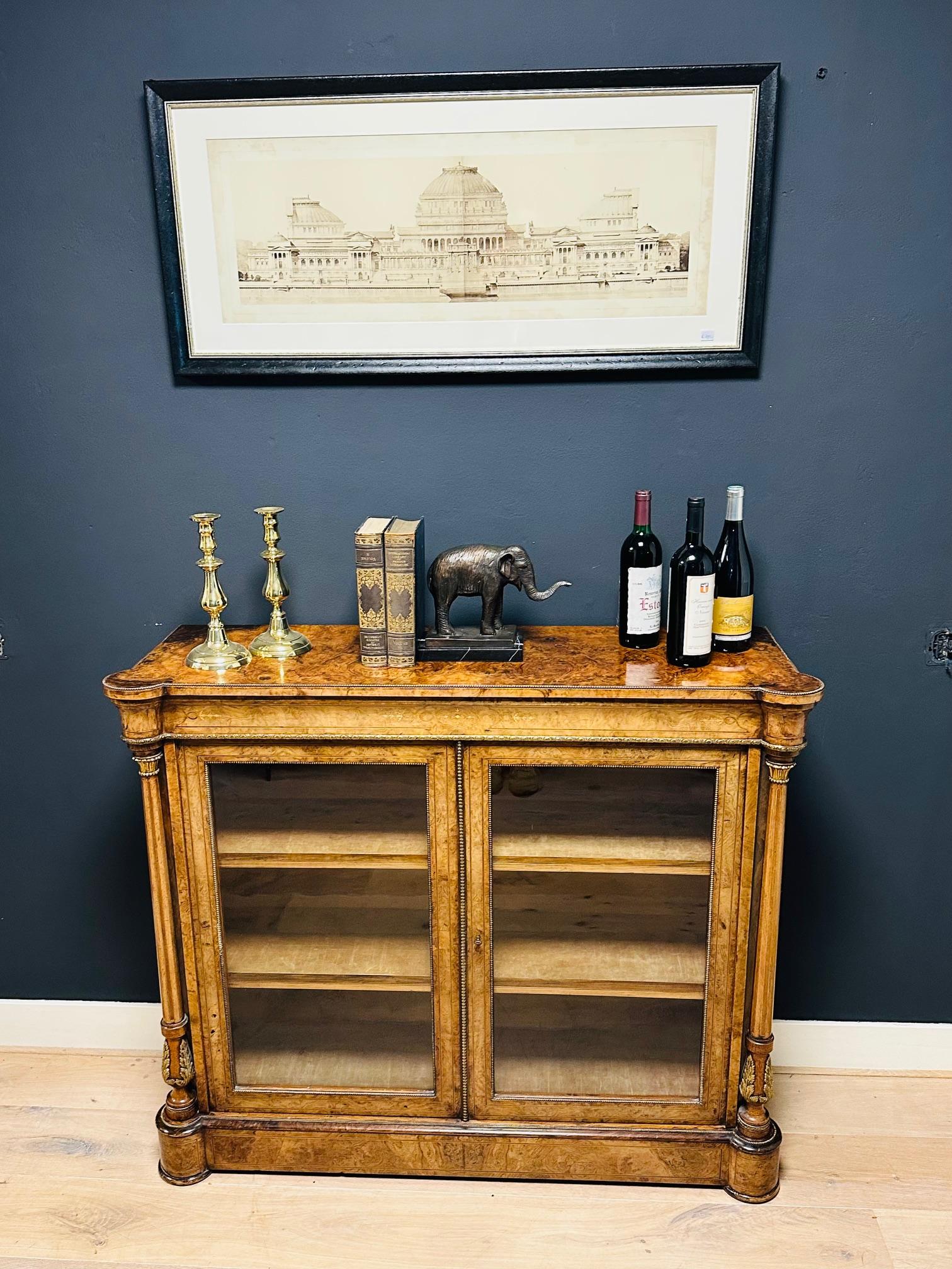 Bibliothèque/vitrine ancienne en ronce de noyer en vente 11