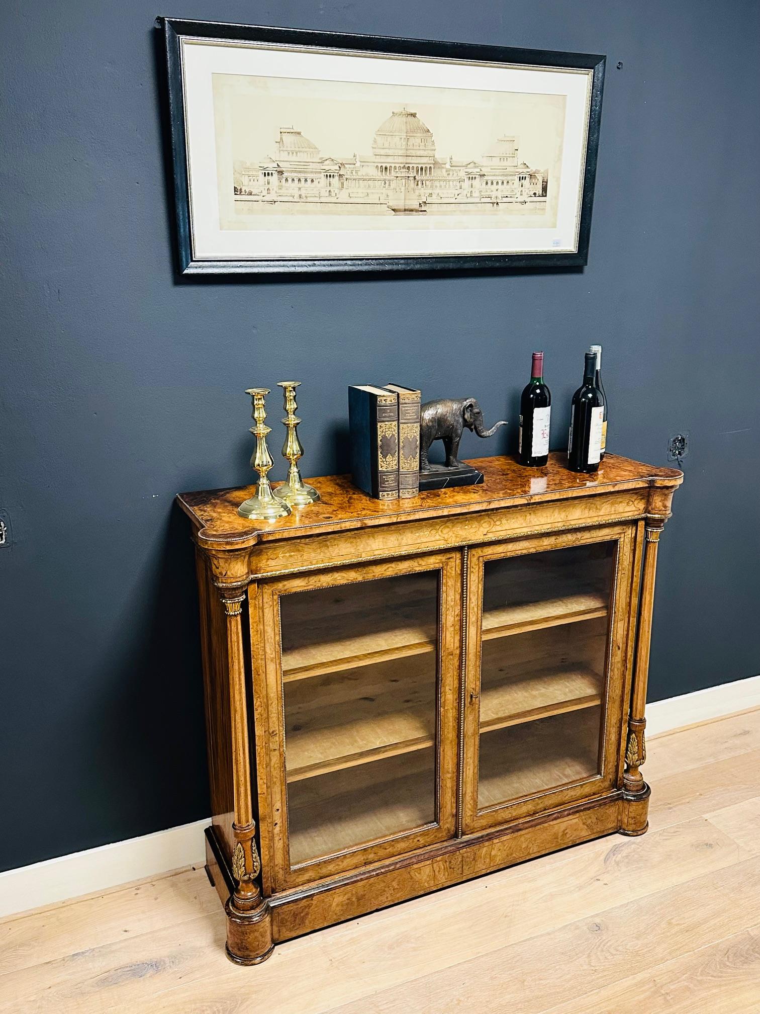 Bibliothèque/vitrine ancienne en ronce de noyer en vente 12