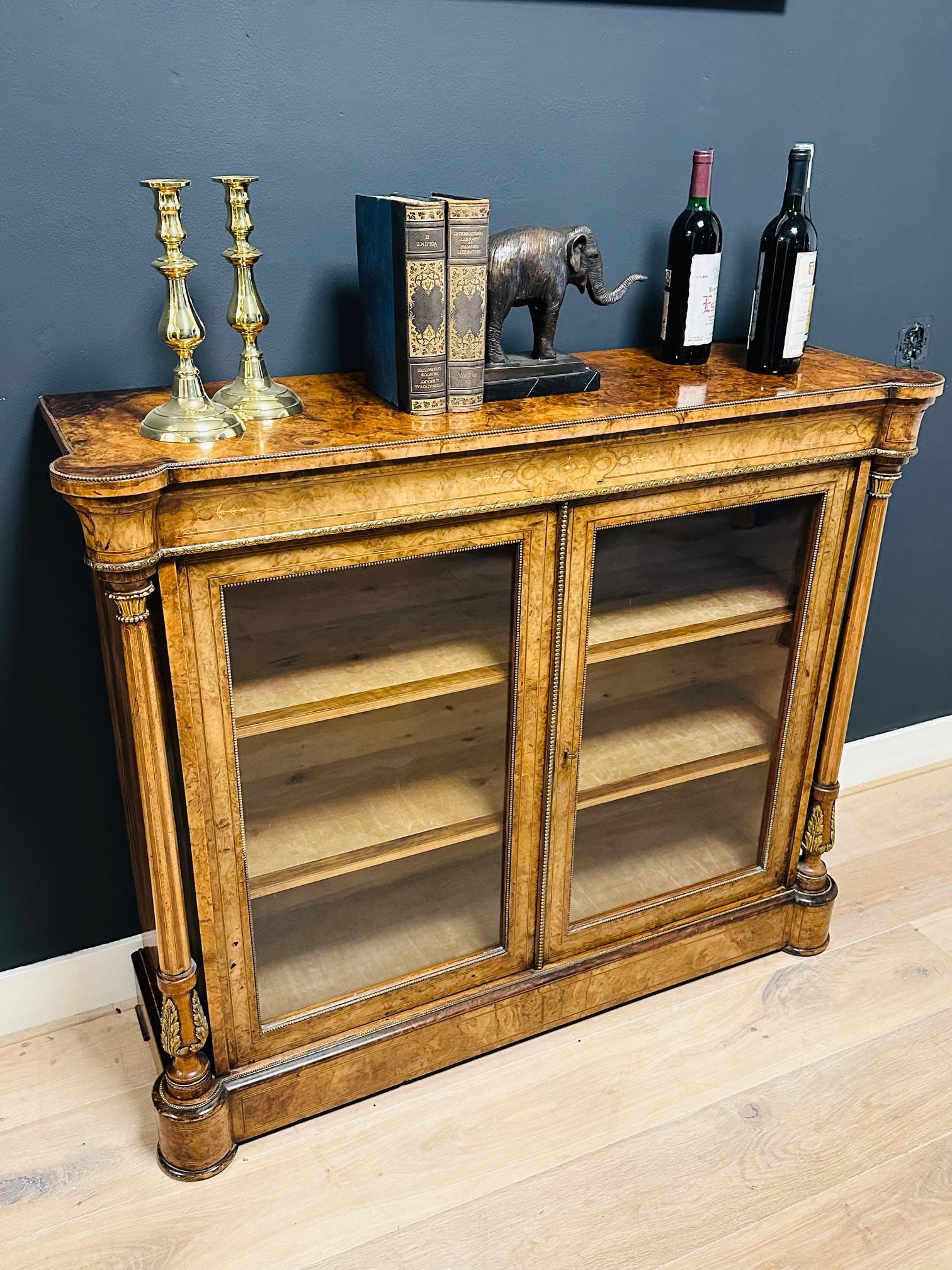 Bibliothèque/vitrine ancienne en ronce de noyer en vente 13