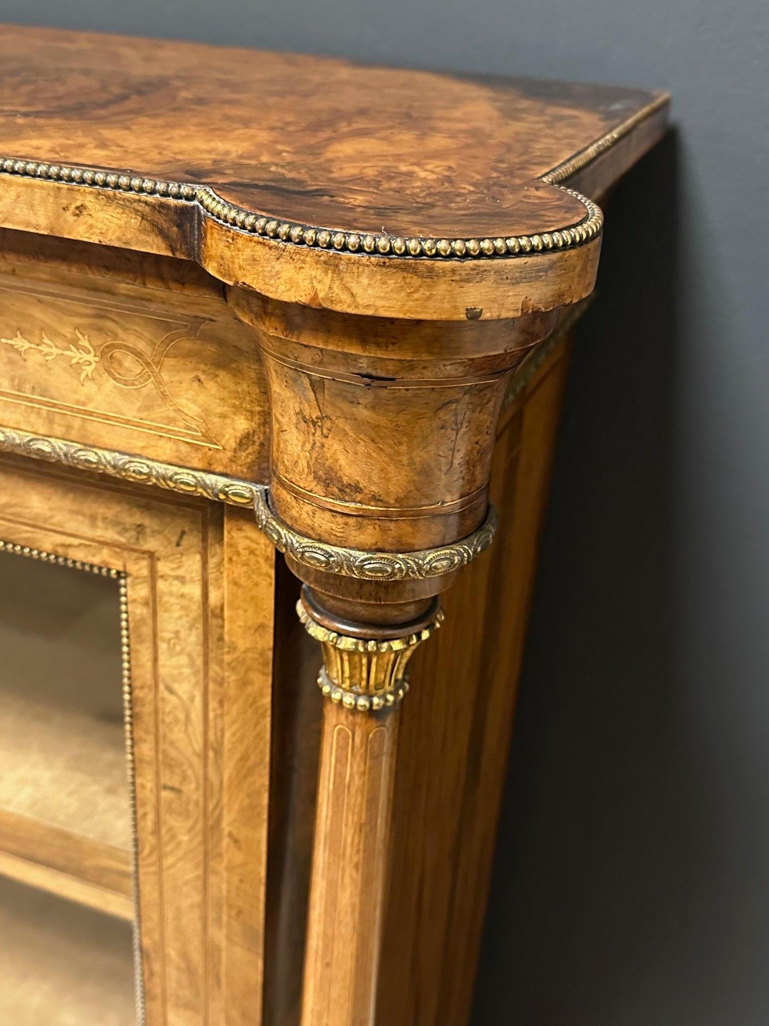 Apogée victorien Bibliothèque/vitrine ancienne en ronce de noyer en vente