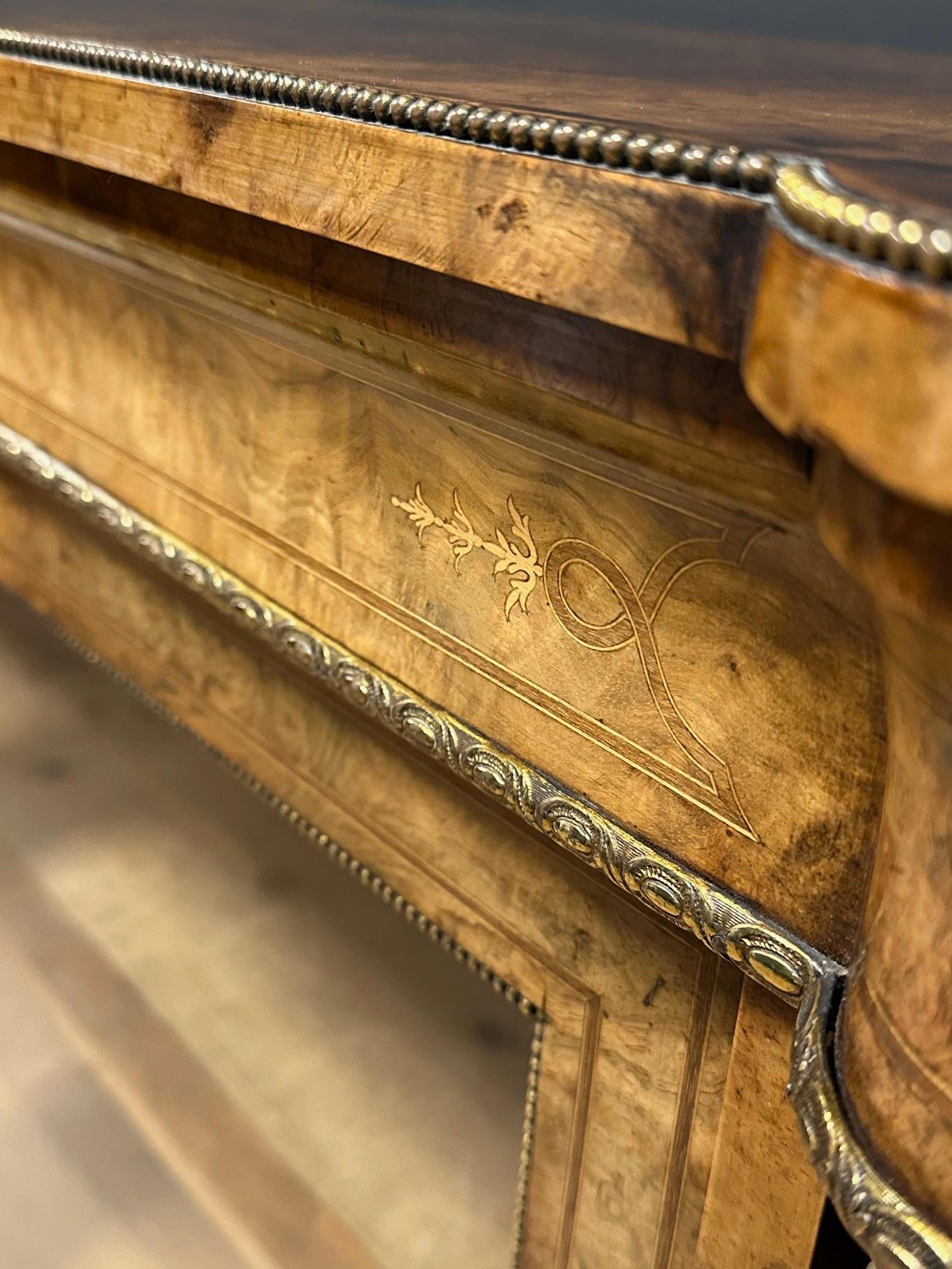 Anglais Bibliothèque/vitrine ancienne en ronce de noyer en vente