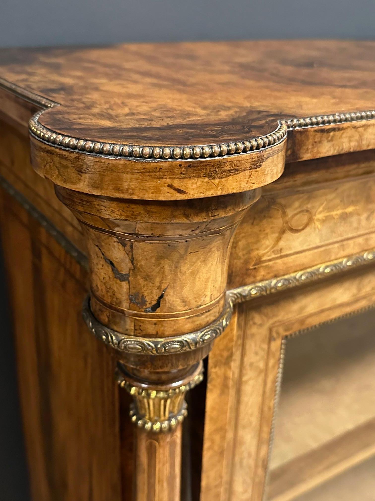 Bibliothèque/vitrine ancienne en ronce de noyer Bon état - En vente à BEEKBERGEN, NL