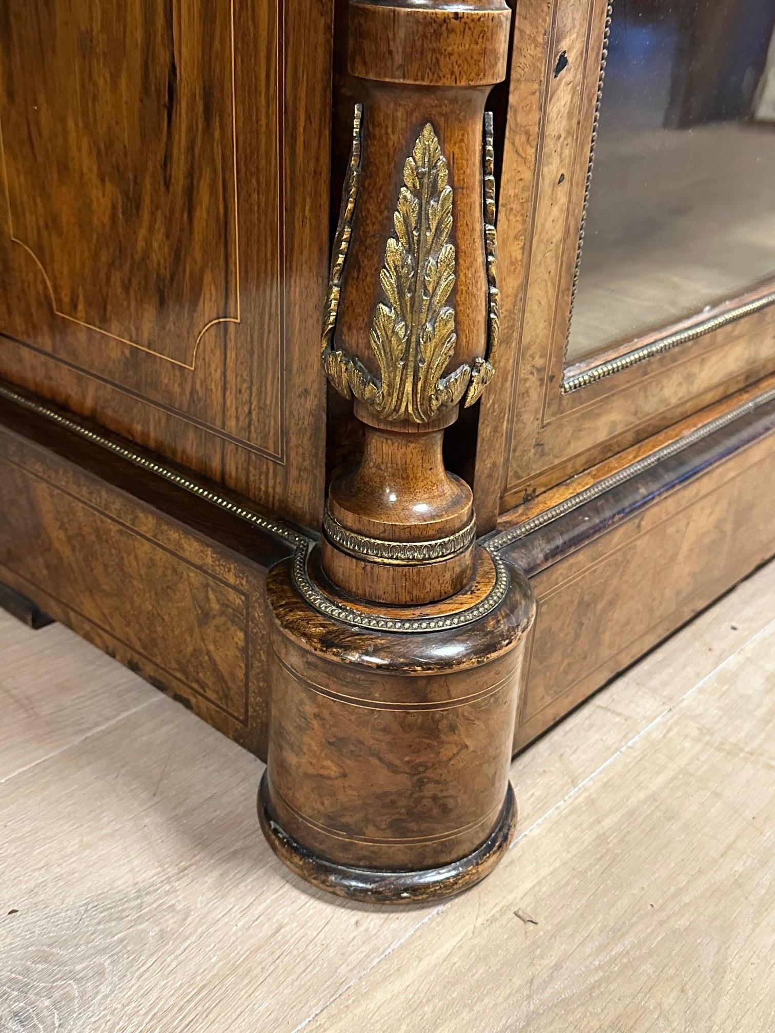 Fin du XIXe siècle Bibliothèque/vitrine ancienne en ronce de noyer en vente