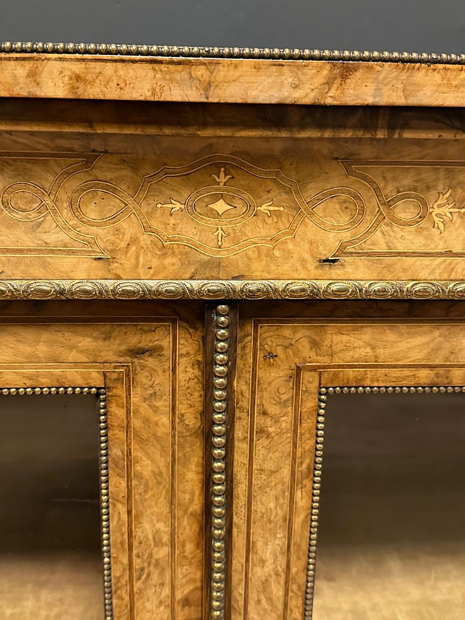 Noyer Bibliothèque/vitrine ancienne en ronce de noyer en vente