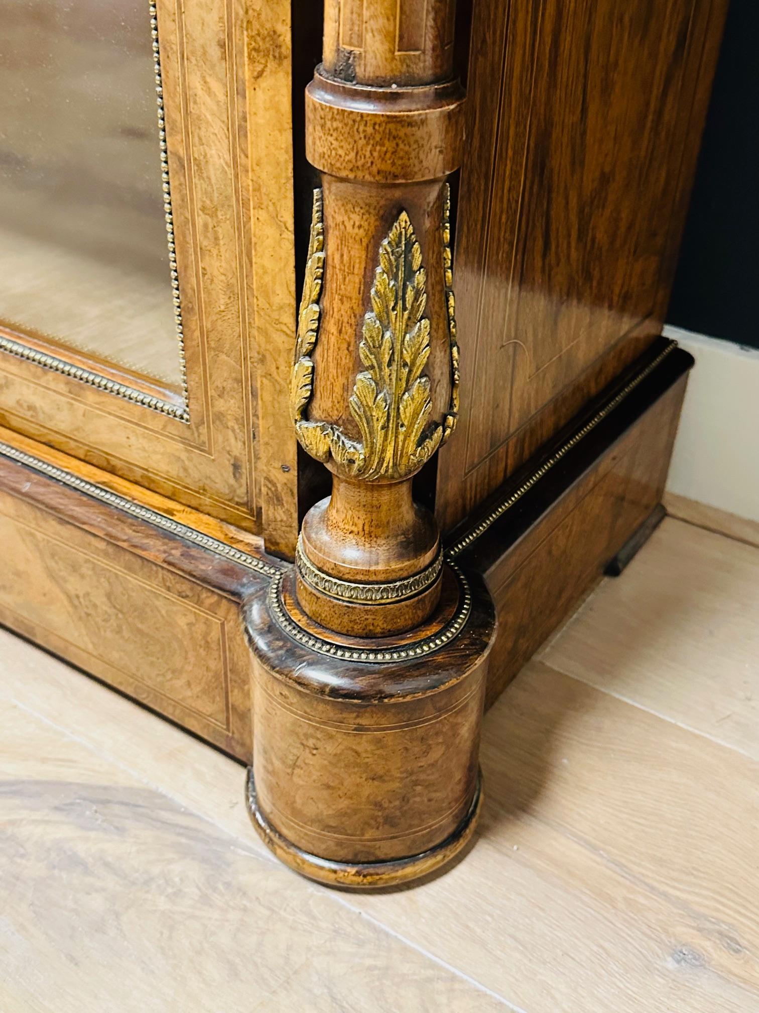 Bibliothèque/vitrine ancienne en ronce de noyer en vente 1