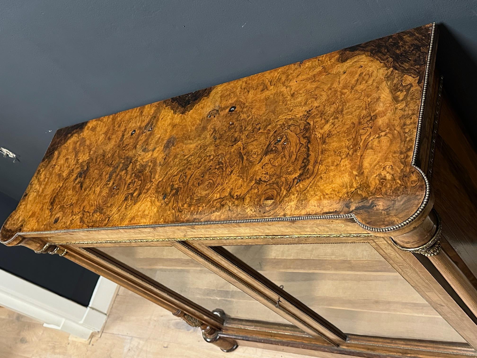 Bibliothèque/vitrine ancienne en ronce de noyer en vente 2