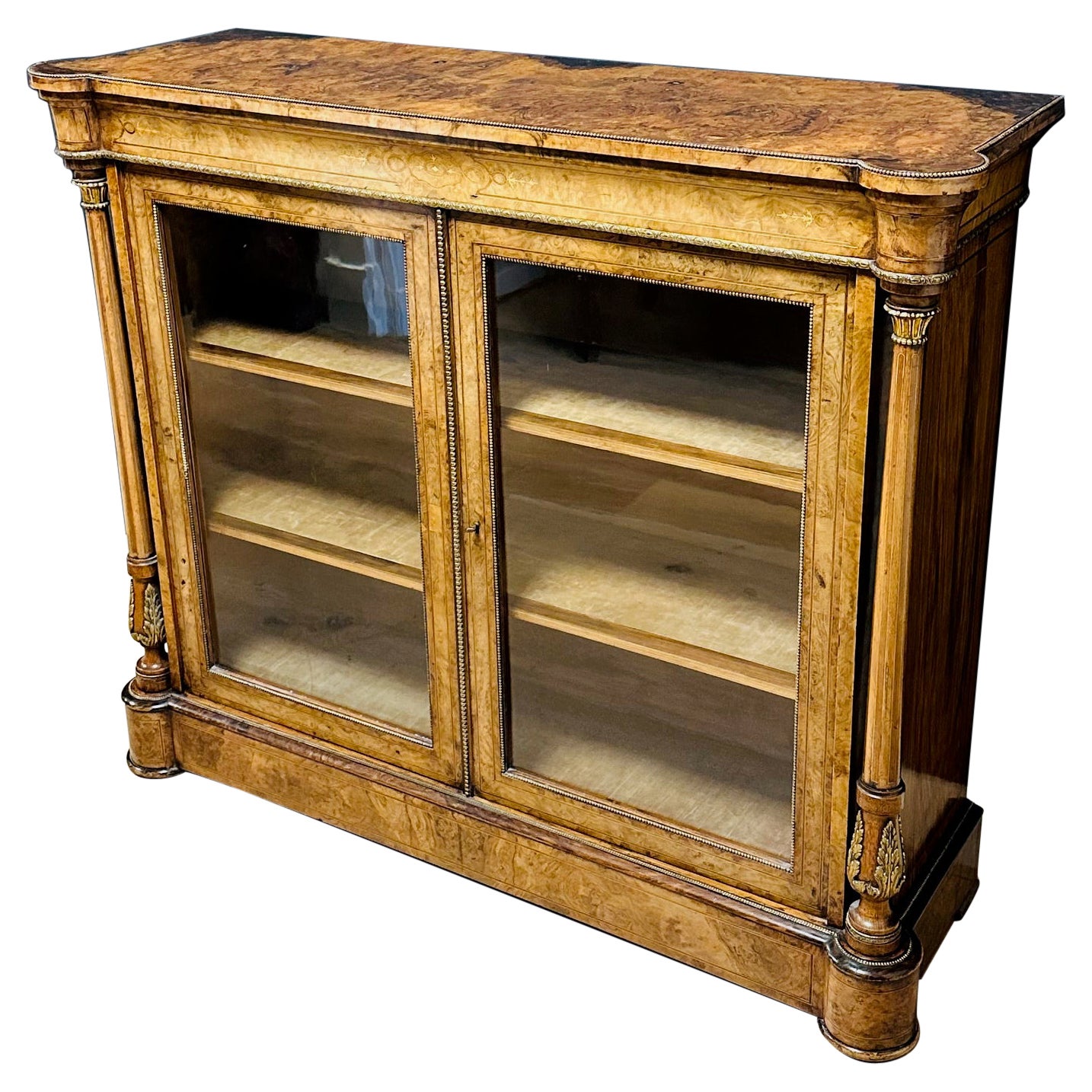 Bibliothèque/vitrine ancienne en ronce de noyer en vente