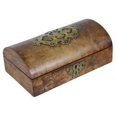 Boîte à bijoux ancienne en ronce de noyer, décor en laiton