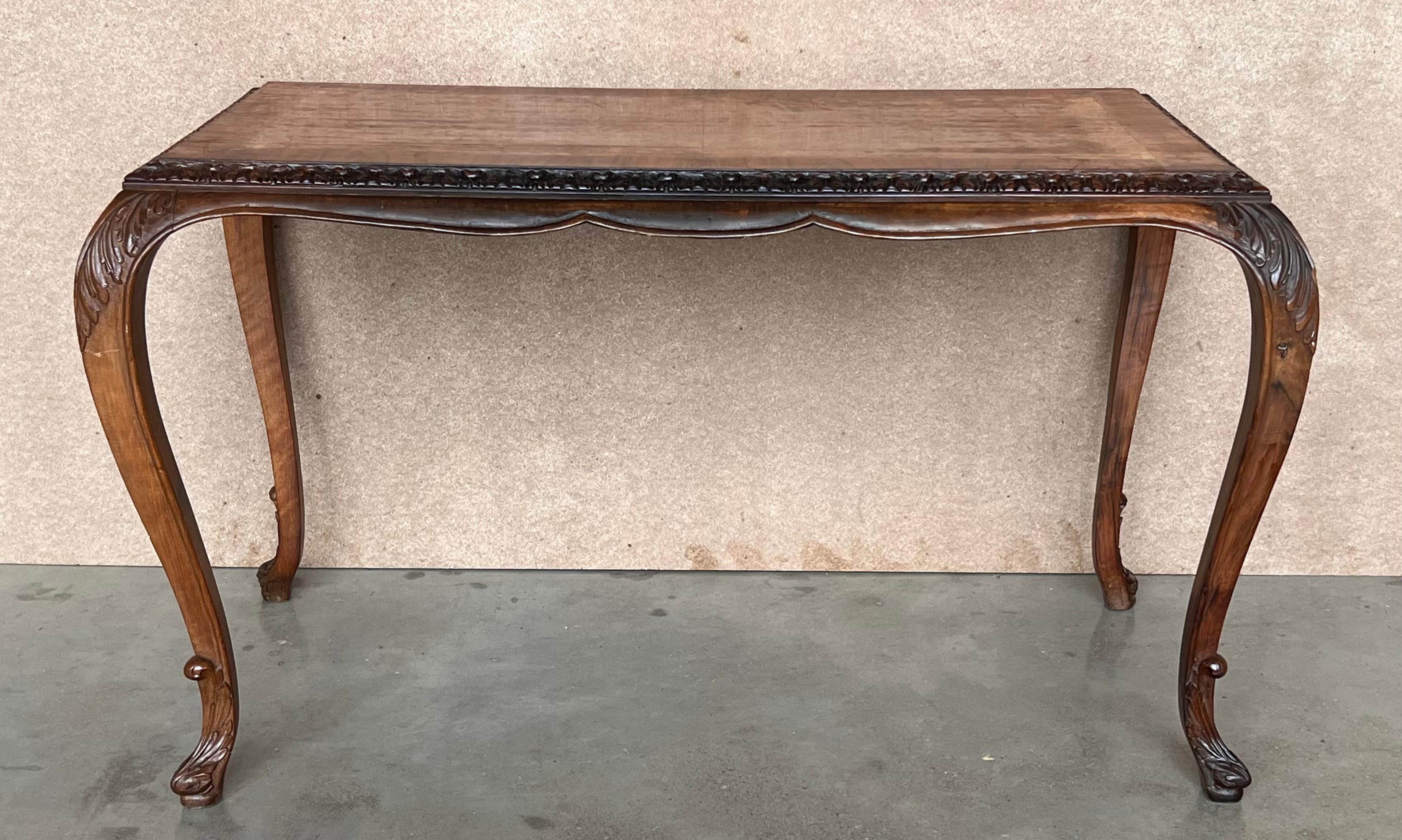 A fantastic antique walnut coffee table in the Queen Anne Style. This was made in England, it dates from around the 1930’s. The quality is outstanding, this has deep and intricate carving around the serpentine shaped edges. The cabriole legs also