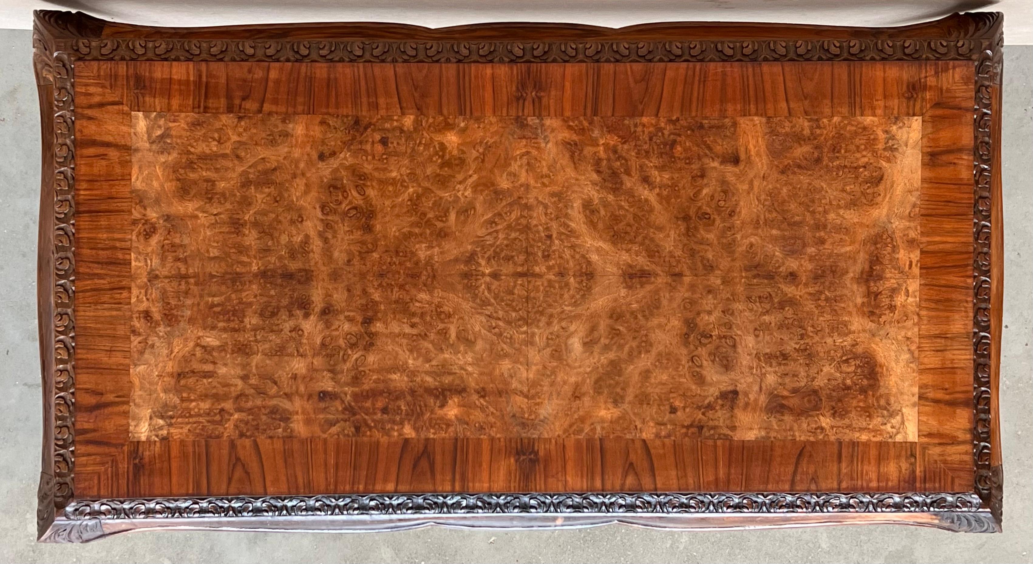 Ancienne table basse rectangulaire de style Queen Anne en ronce de noyer en vente 3
