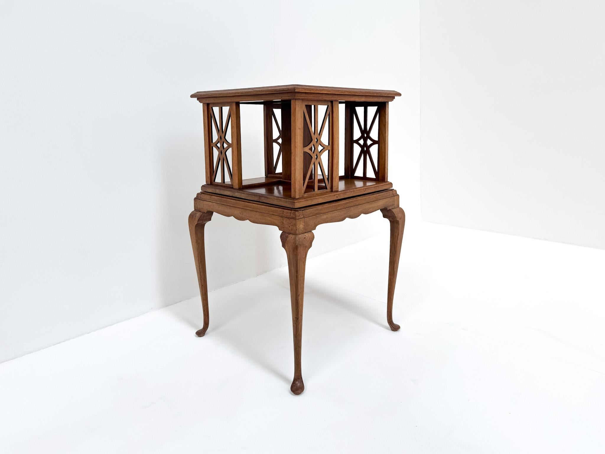 Ancienne table d'appoint tournante en ronce de noyer, table à livres Wortelnoot en vente 4