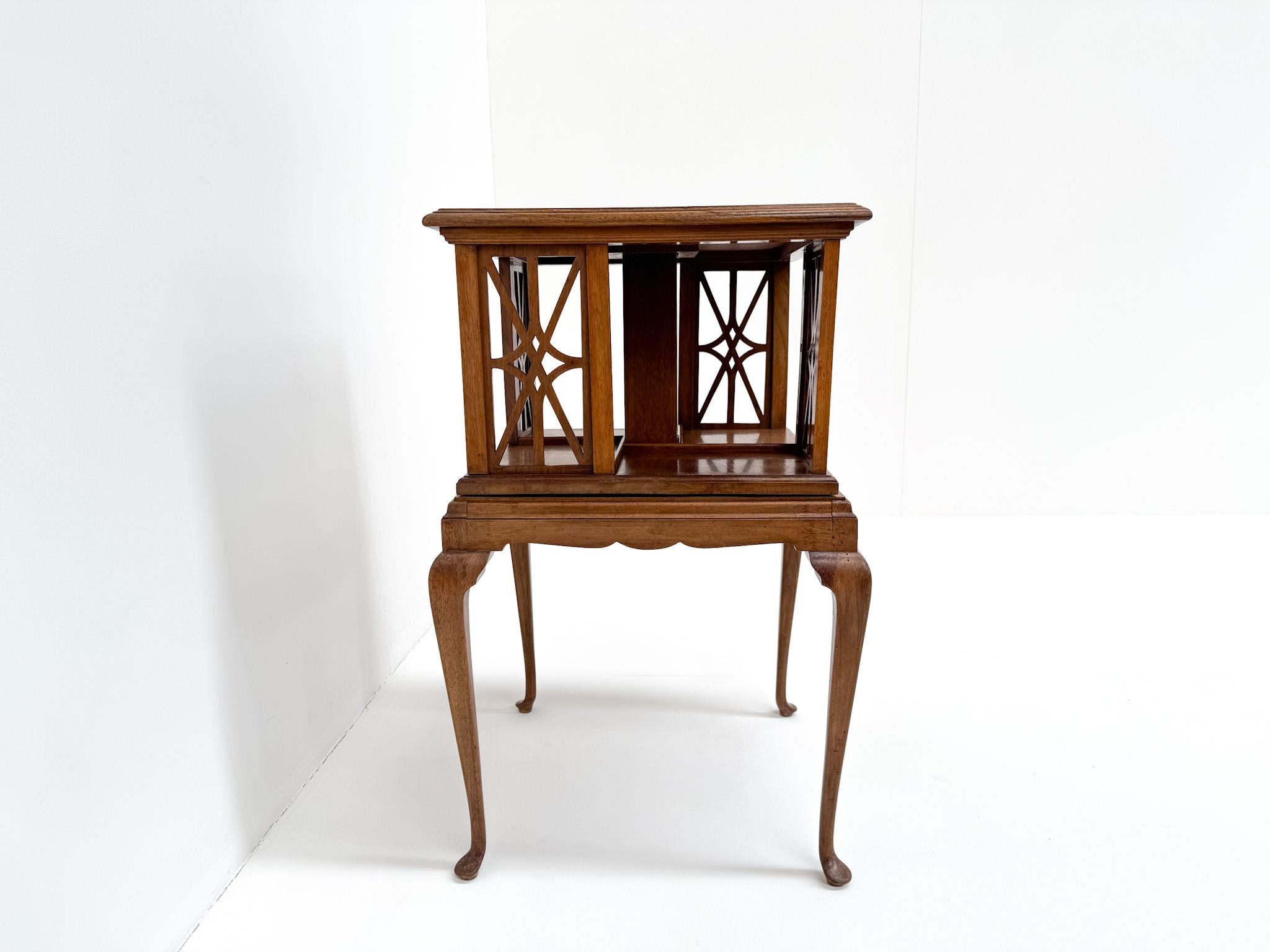 Ancienne table d'appoint tournante en ronce de noyer, table à livres Wortelnoot en vente 5