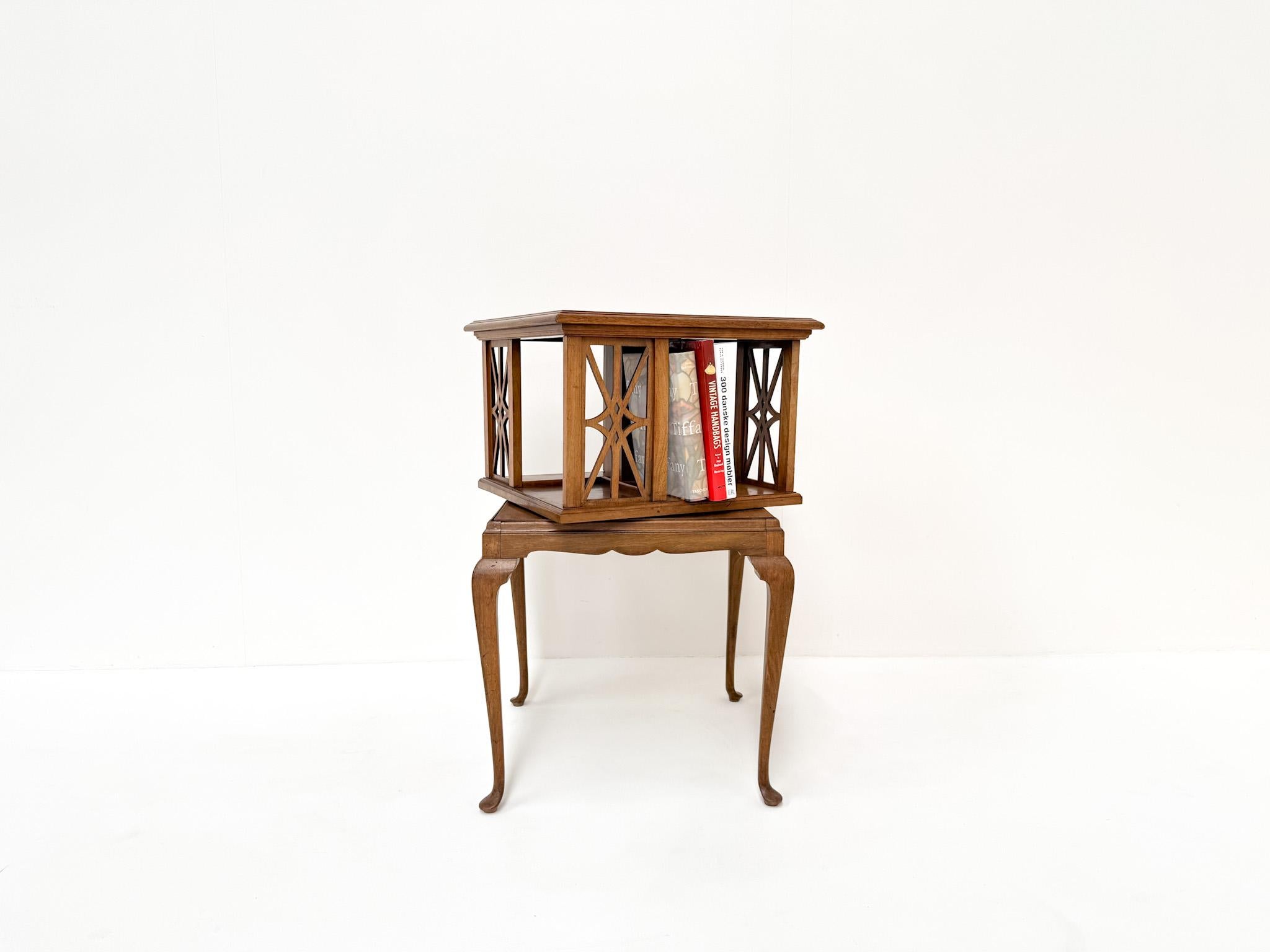 Ancienne table d'appoint tournante en ronce de noyer, table à livres Wortelnoot en vente 6