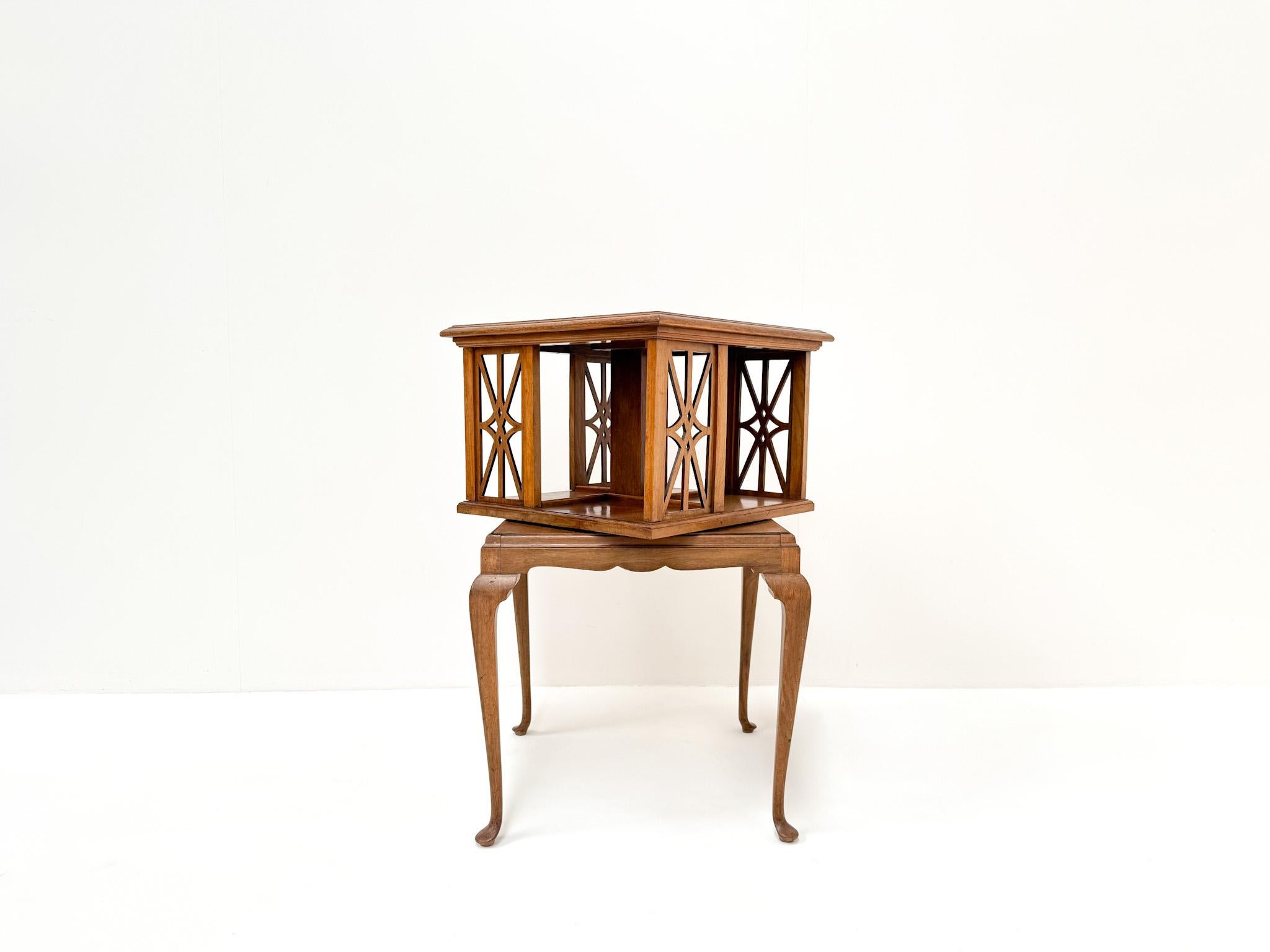 Début du 20ème siècle Ancienne table d'appoint tournante en ronce de noyer, table à livres Wortelnoot en vente