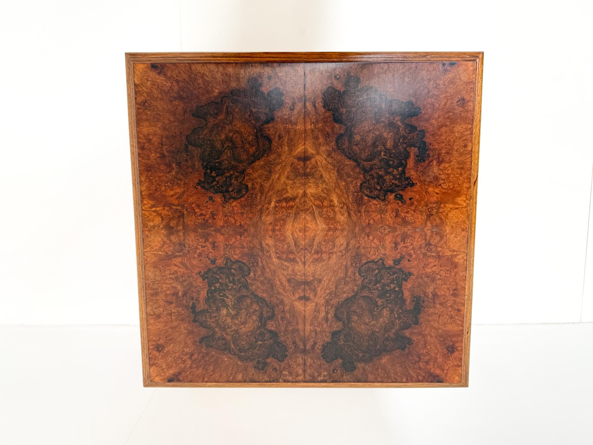 Broussin Ancienne table d'appoint tournante en ronce de noyer, table à livres Wortelnoot en vente