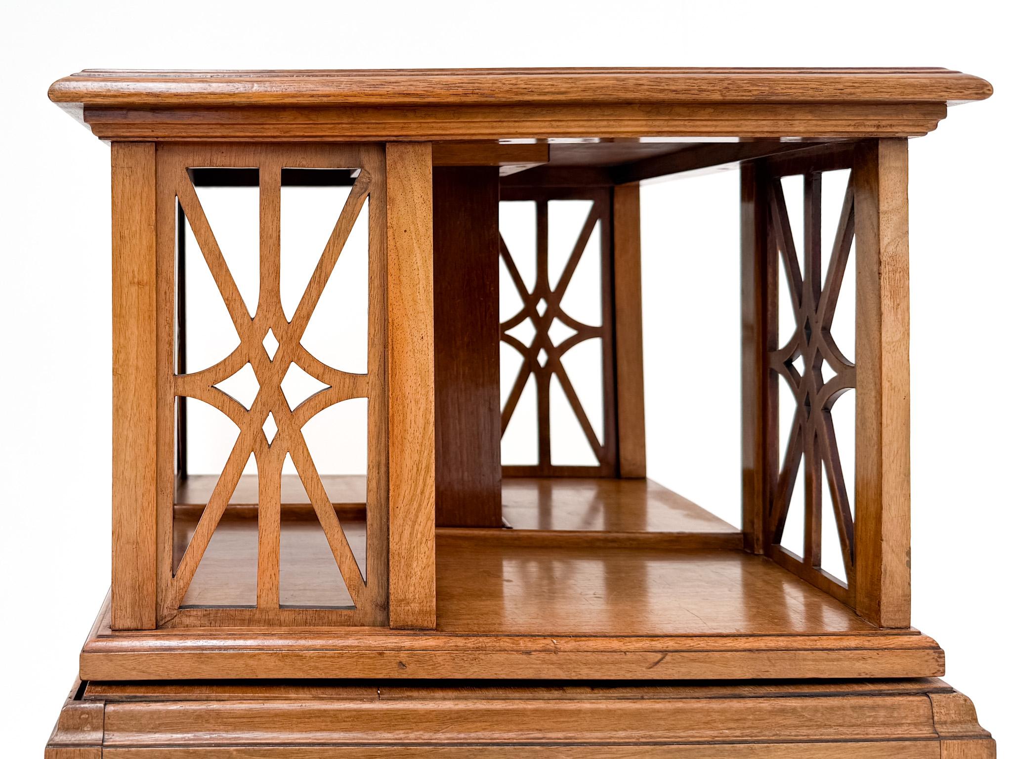 Ancienne table d'appoint tournante en ronce de noyer, table à livres Wortelnoot en vente 1