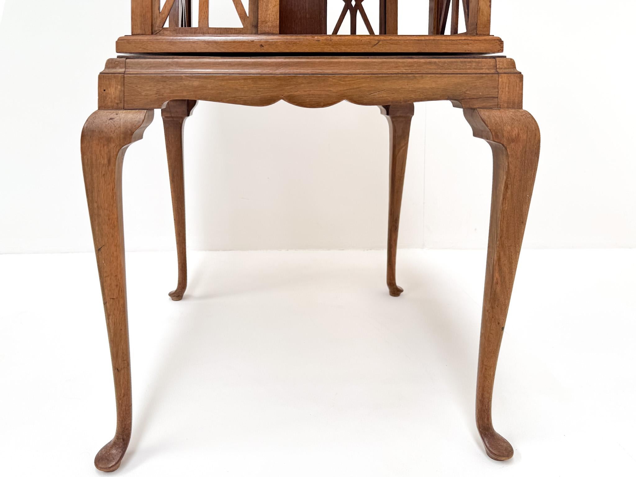 Ancienne table d'appoint tournante en ronce de noyer, table à livres Wortelnoot en vente 2