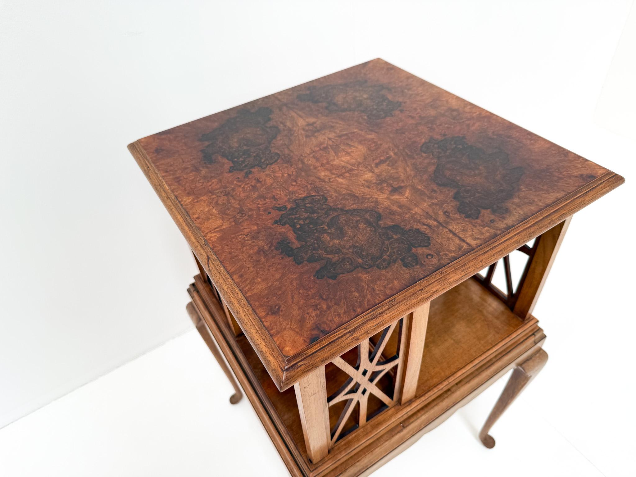 Ancienne table d'appoint tournante en ronce de noyer, table à livres Wortelnoot en vente 3