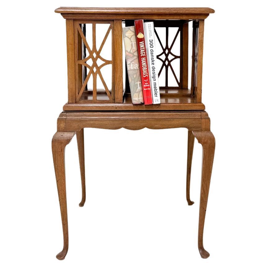 Ancienne table d'appoint tournante en ronce de noyer, table à livres Wortelnoot en vente