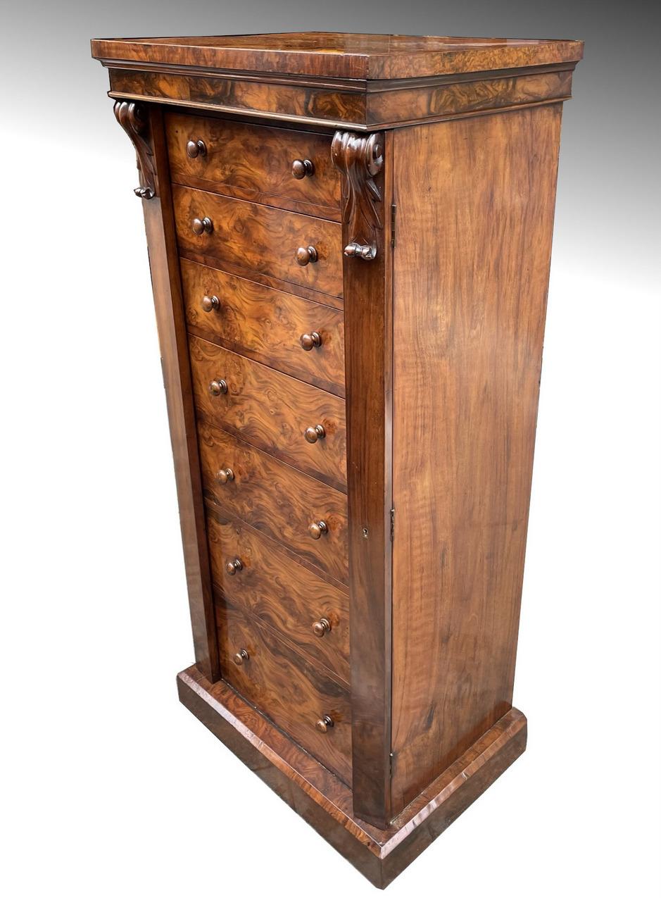 Stunning example of an early Victorian Burl Walnut Welling Chest of traditional form and wonderful provenance, circa mid Nineteenth Century and possibly of Irish manufacture. 

Flanked by twin lockable pilasters enclosing seven graduated drawers