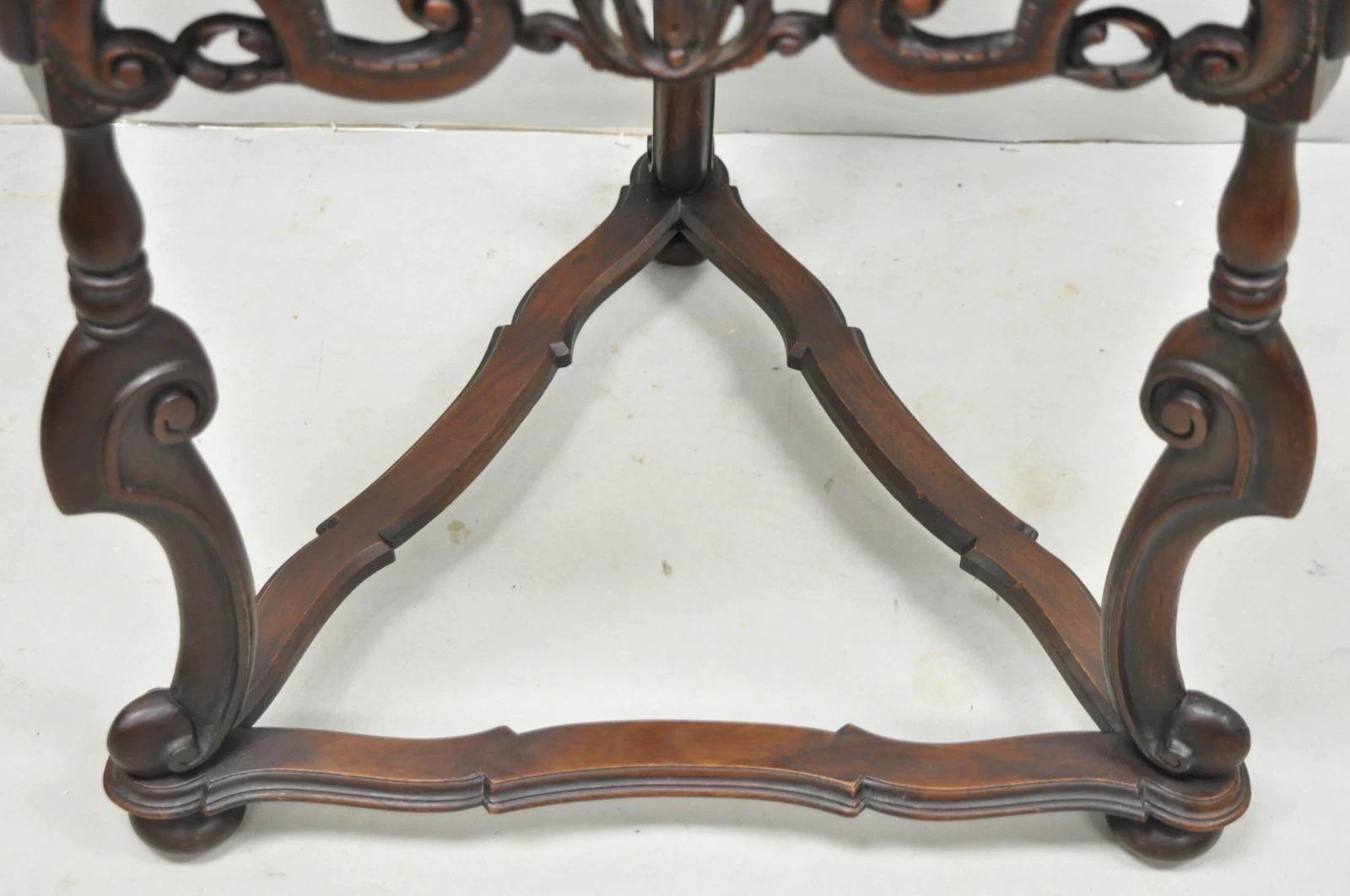 Mesa auxiliar triangular jacobea antigua de nogal Burl William & Mary en venta 4
