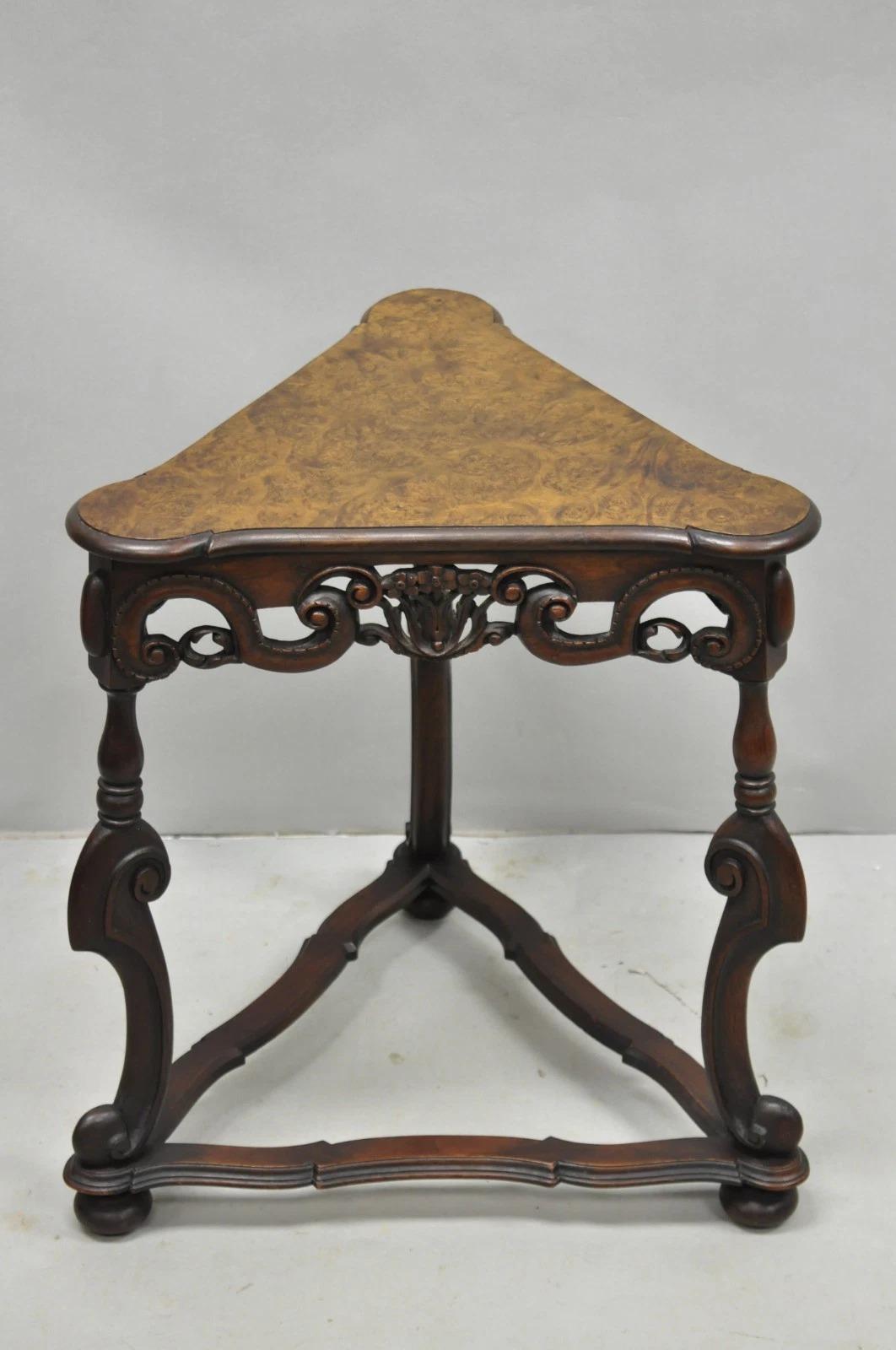 Mesa auxiliar triangular jacobea antigua de nogal Burl William & Mary en venta 5