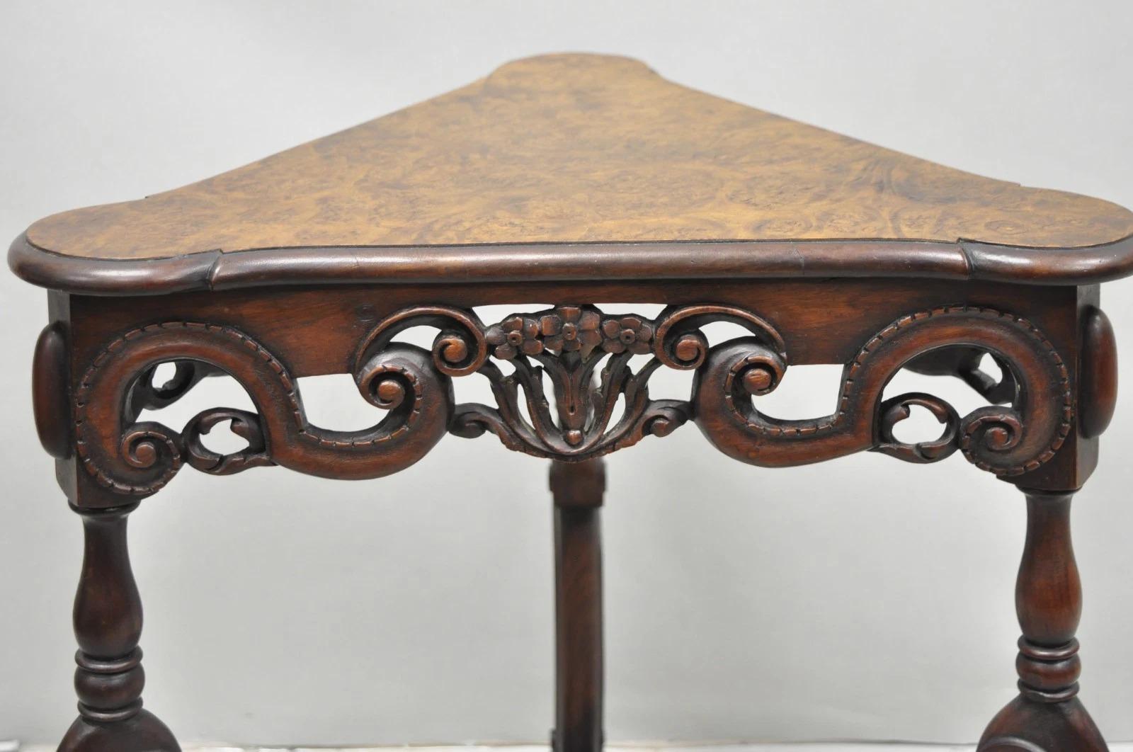 Antigua mesa auxiliar triangular jacobea de nogal Burl William & Mary. Principios del siglo XX. Medidas: 23