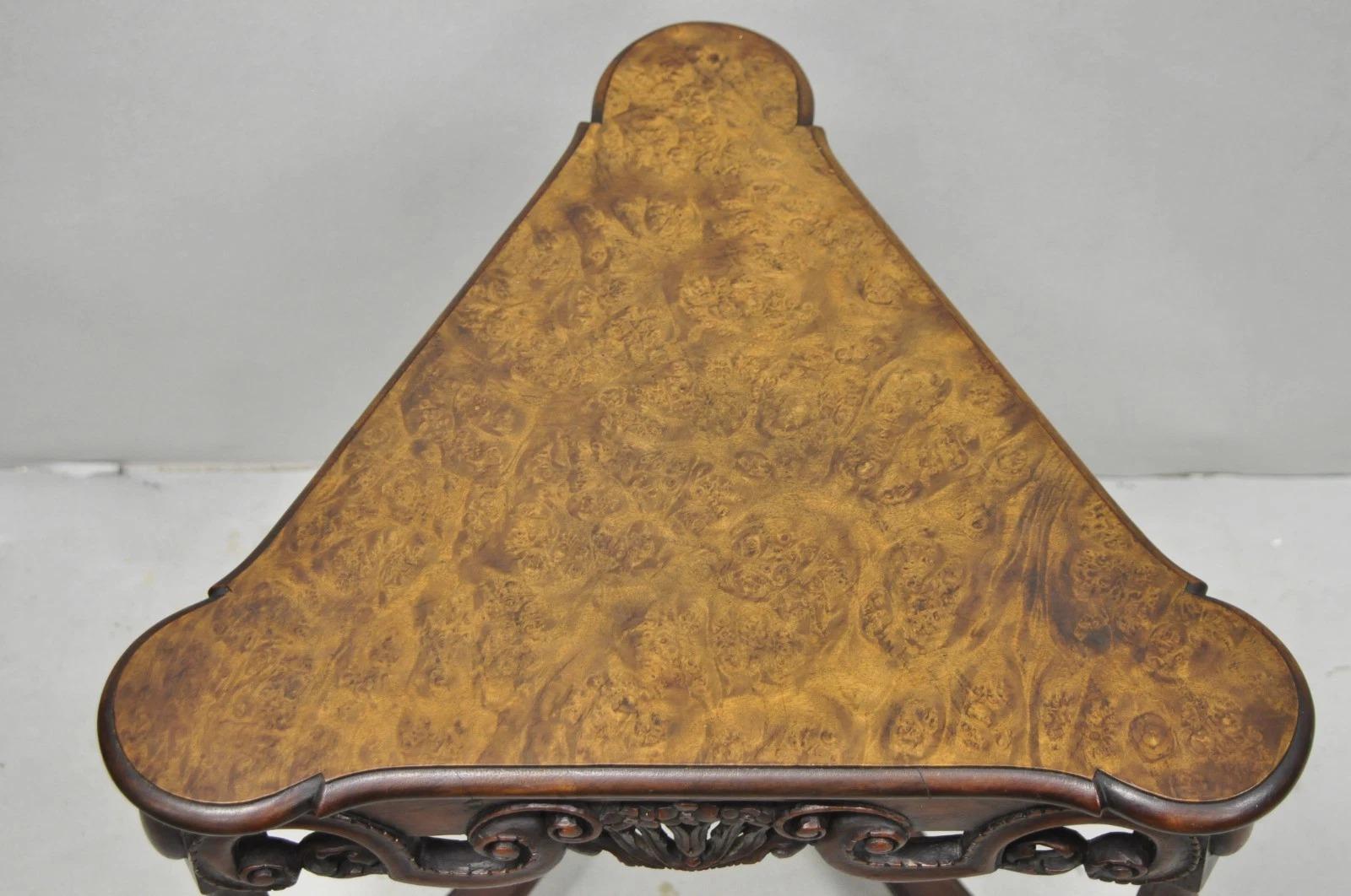 Mesa auxiliar triangular jacobea antigua de nogal Burl William & Mary Guillermo y María en venta