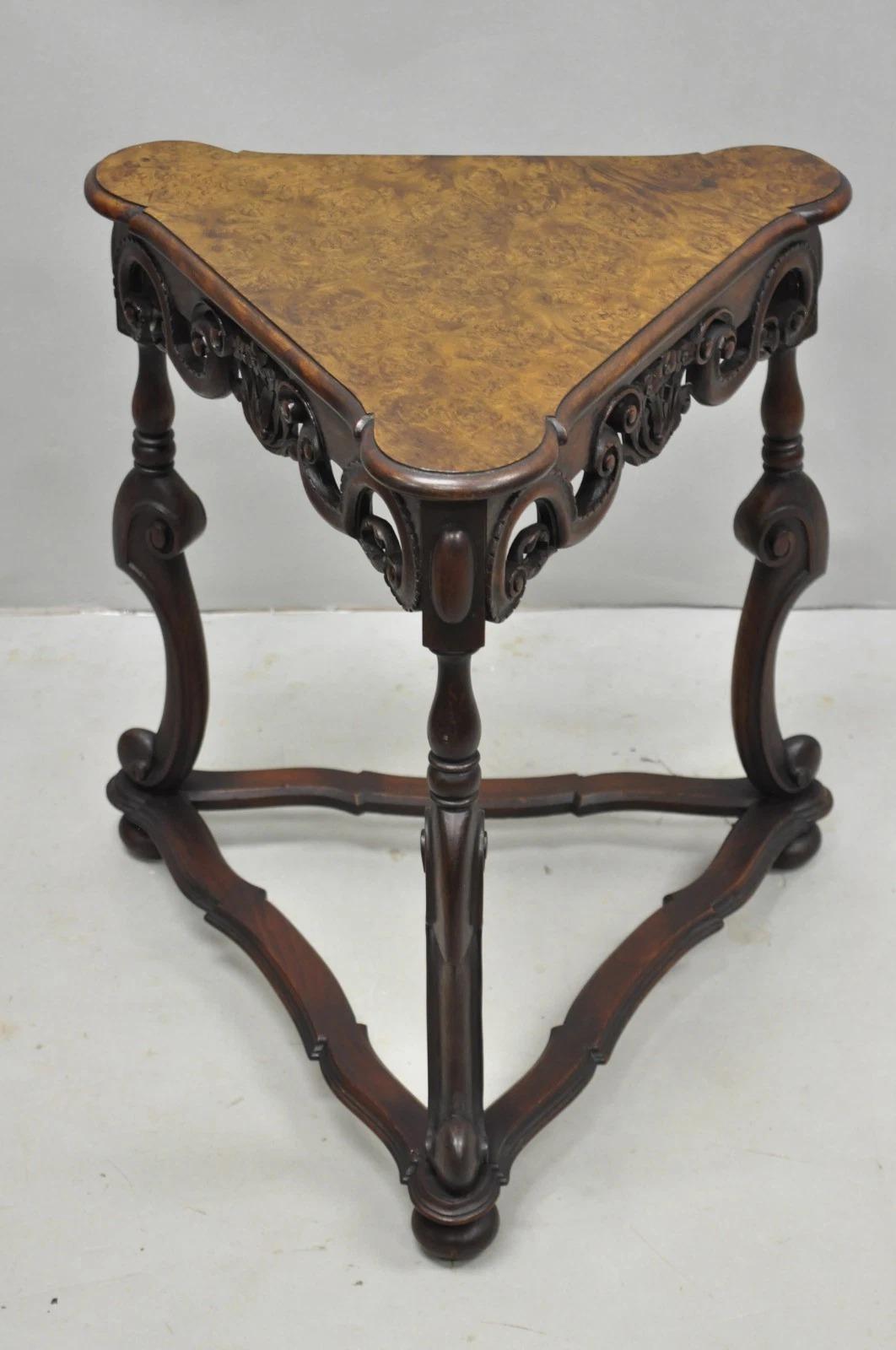 Mesa auxiliar triangular jacobea antigua de nogal Burl William & Mary en Bueno estado para la venta en Philadelphia, PA