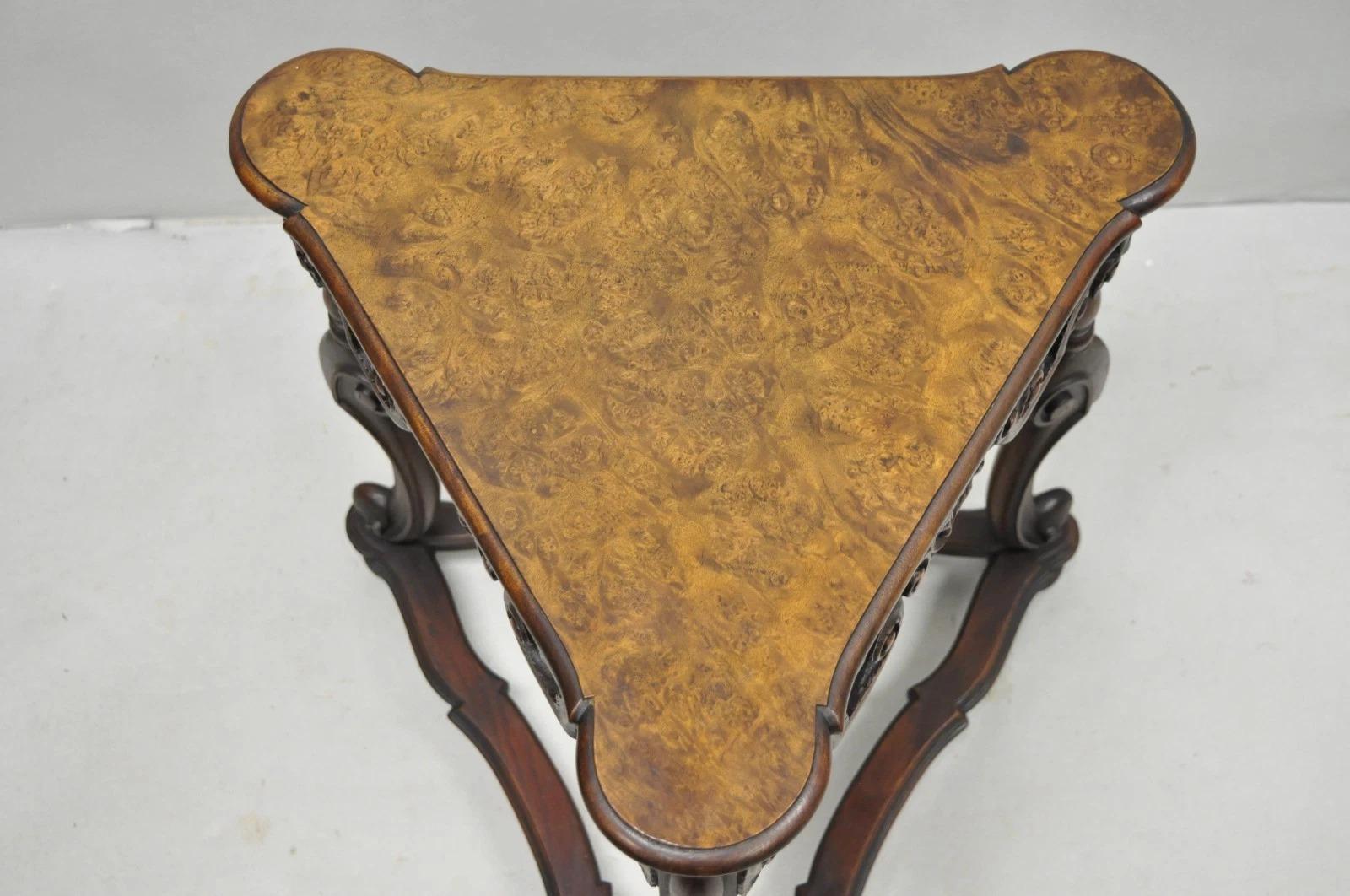 Mesa auxiliar triangular jacobea antigua de nogal Burl William & Mary siglo XX en venta