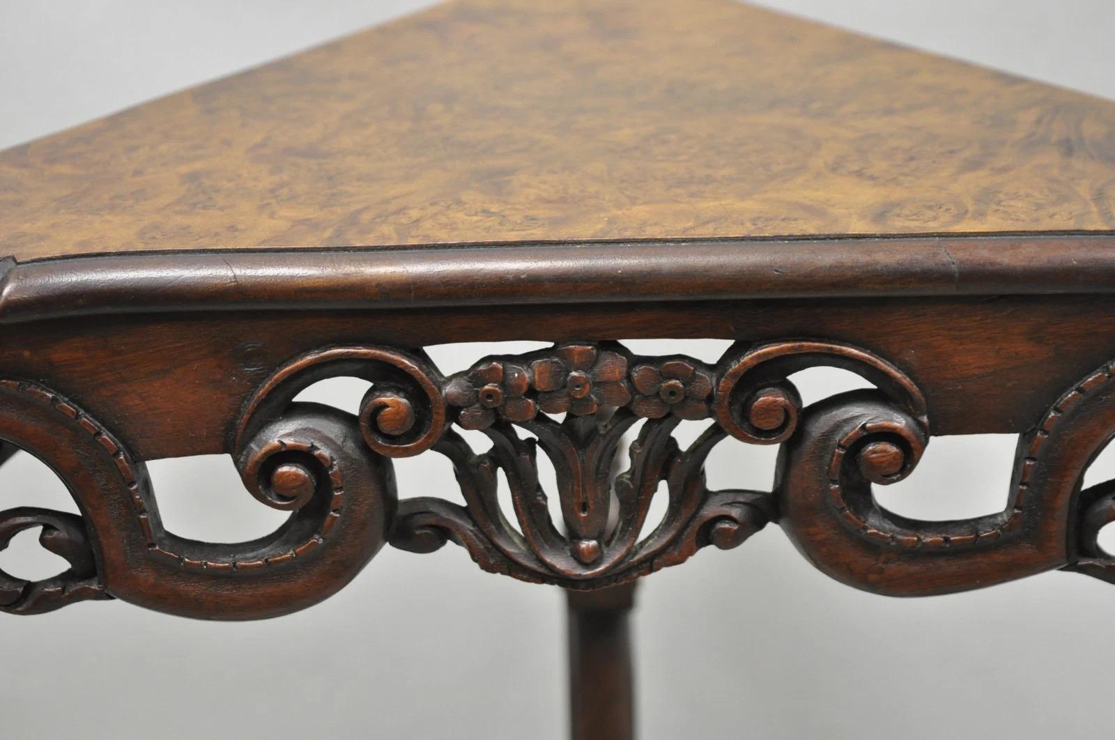 Mesa auxiliar triangular jacobea antigua de nogal Burl William & Mary Nogal en venta