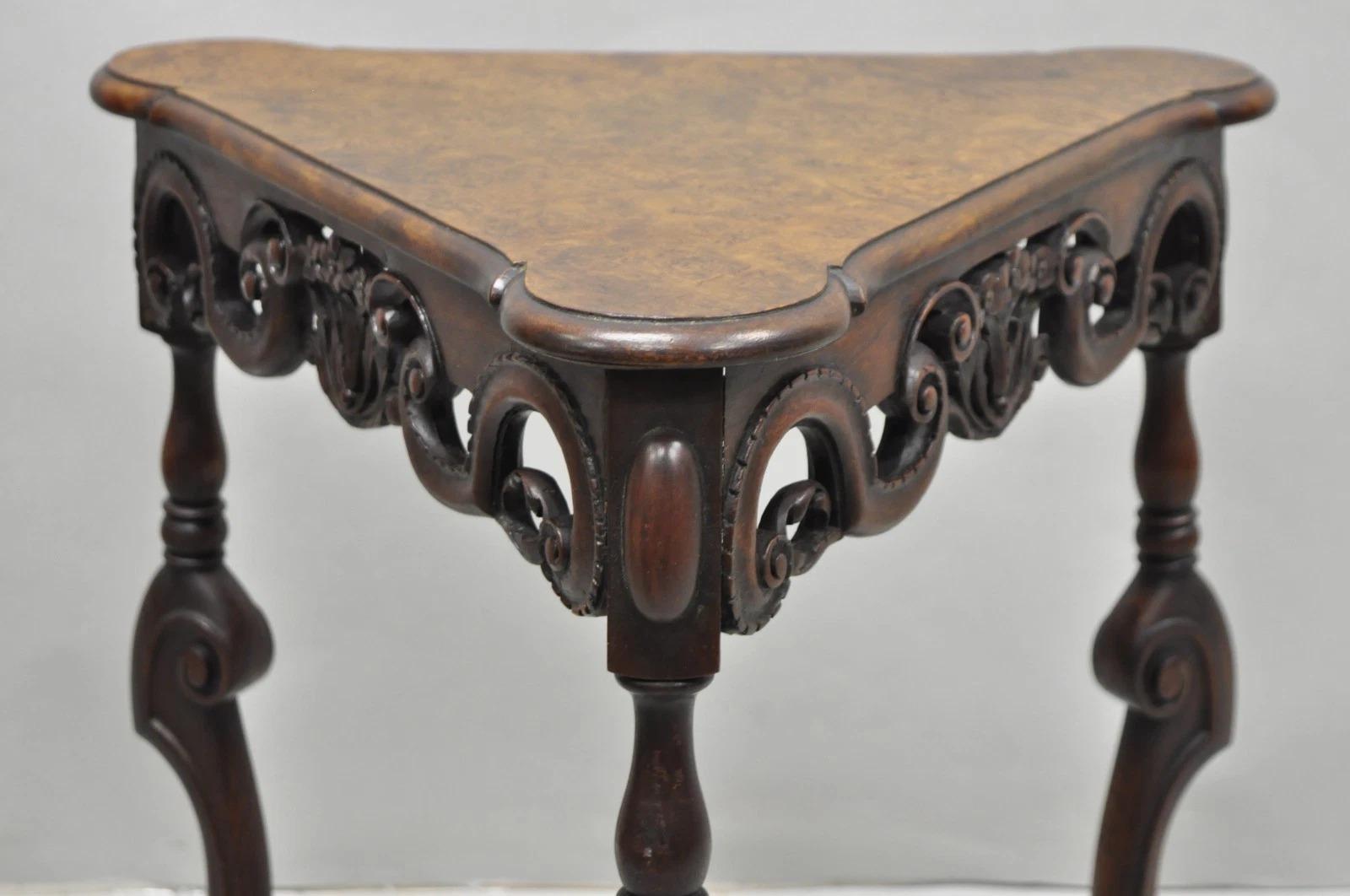 Mesa auxiliar triangular jacobea antigua de nogal Burl William & Mary en venta 1