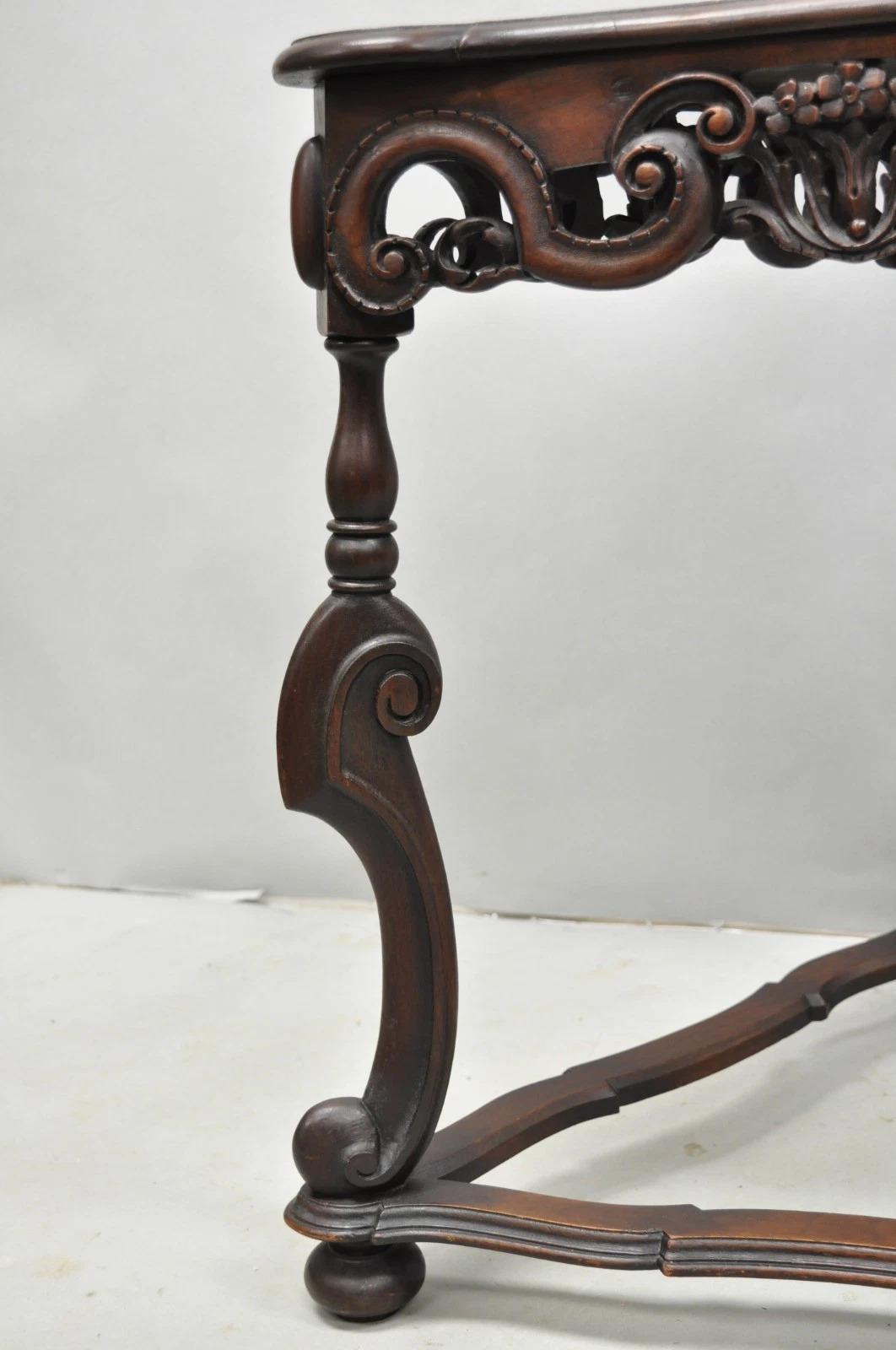 Mesa auxiliar triangular jacobea antigua de nogal Burl William & Mary en venta 2